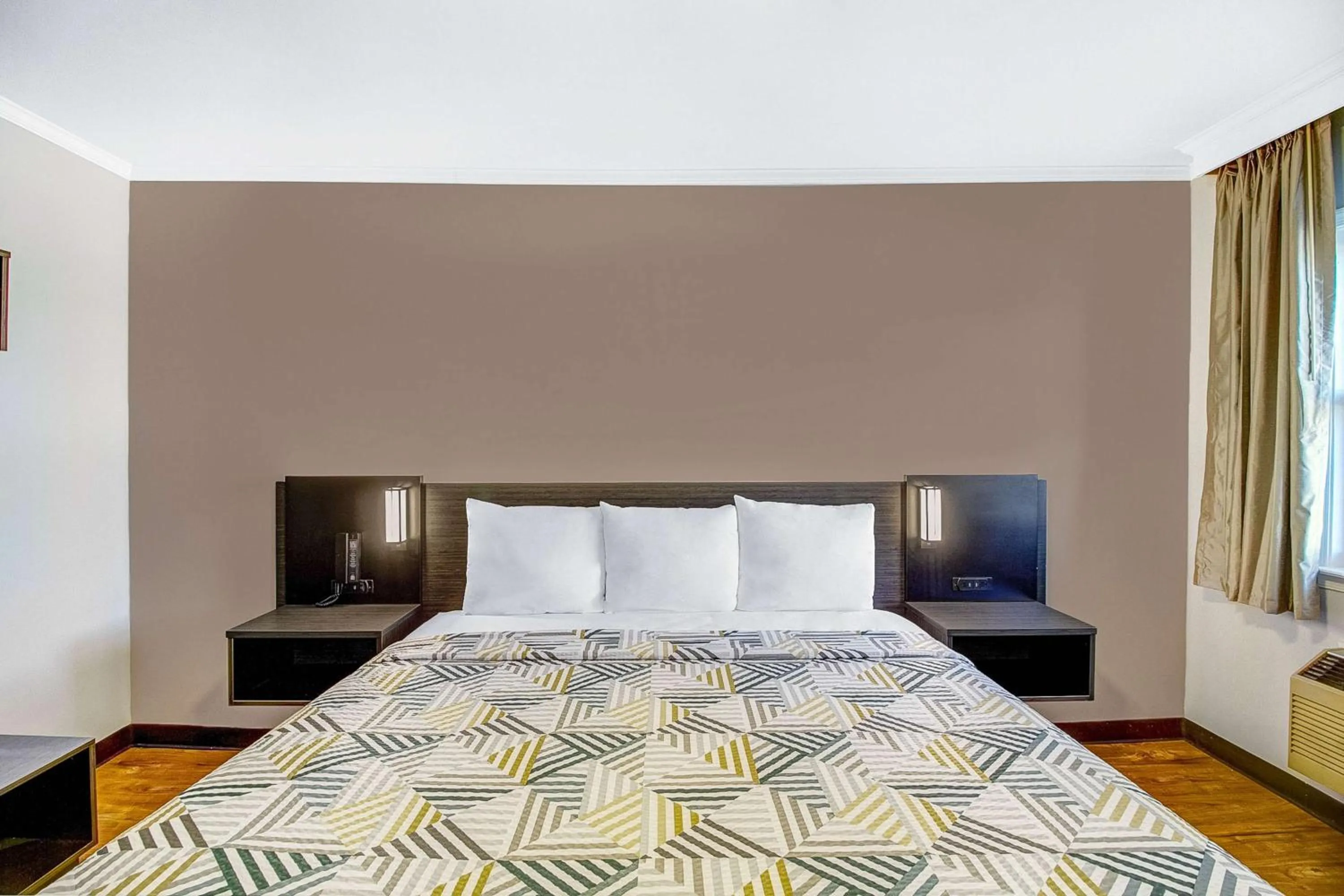 Photo of the whole room, Bed in Motel 6-Front Royal, VA