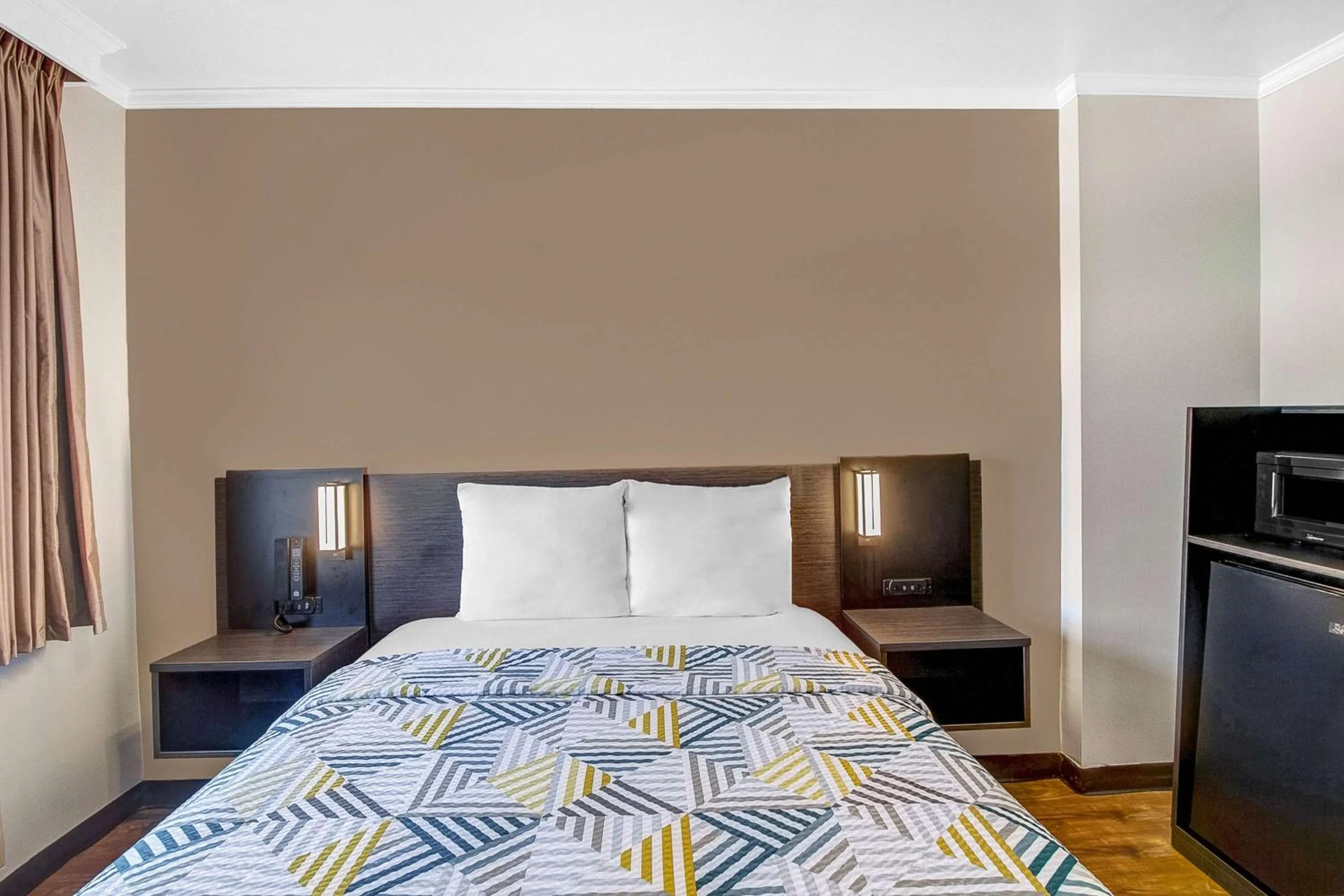 Photo of the whole room, Bed in Motel 6-Front Royal, VA