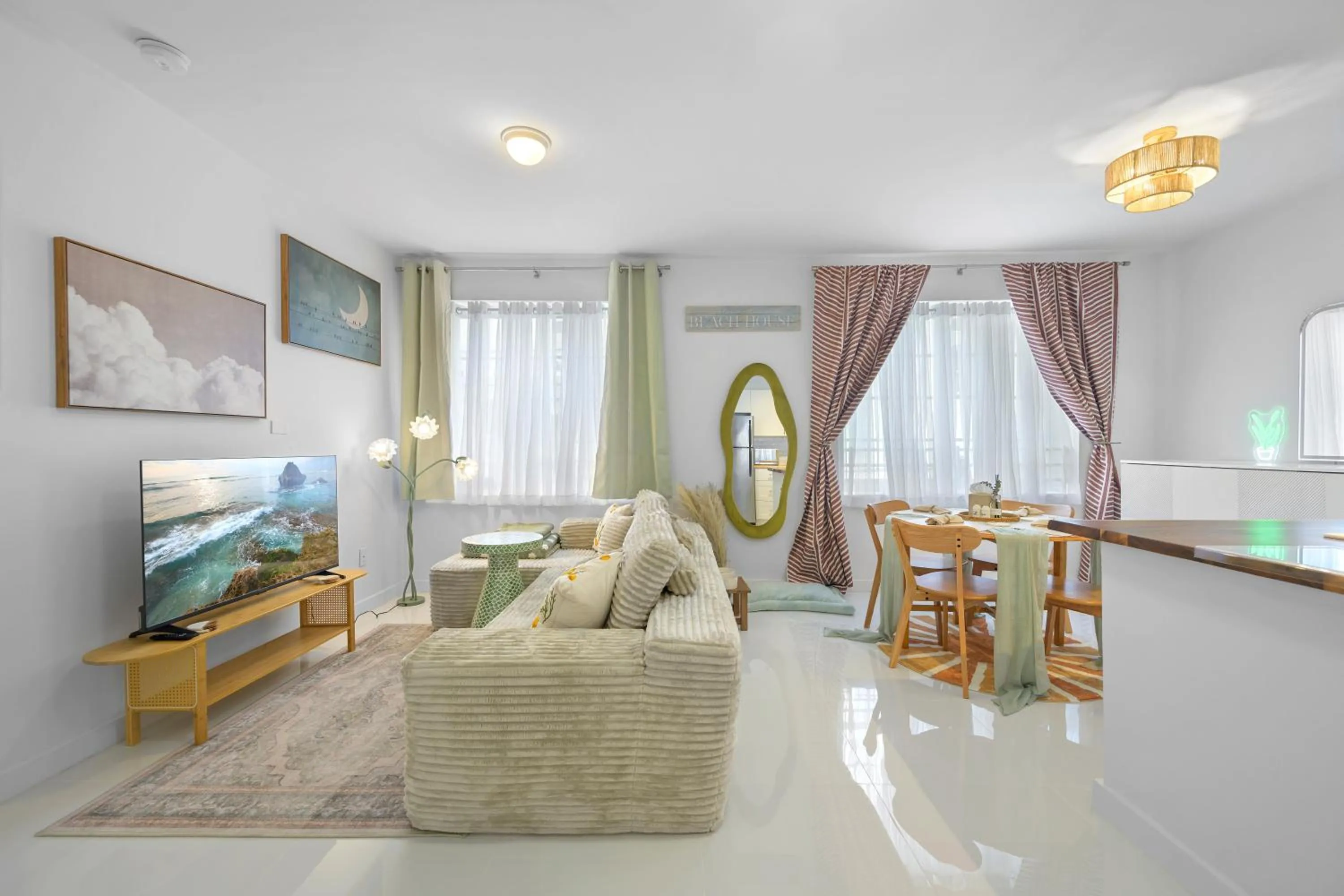 TV and multimedia in Sage on Ocean Drive Apartments