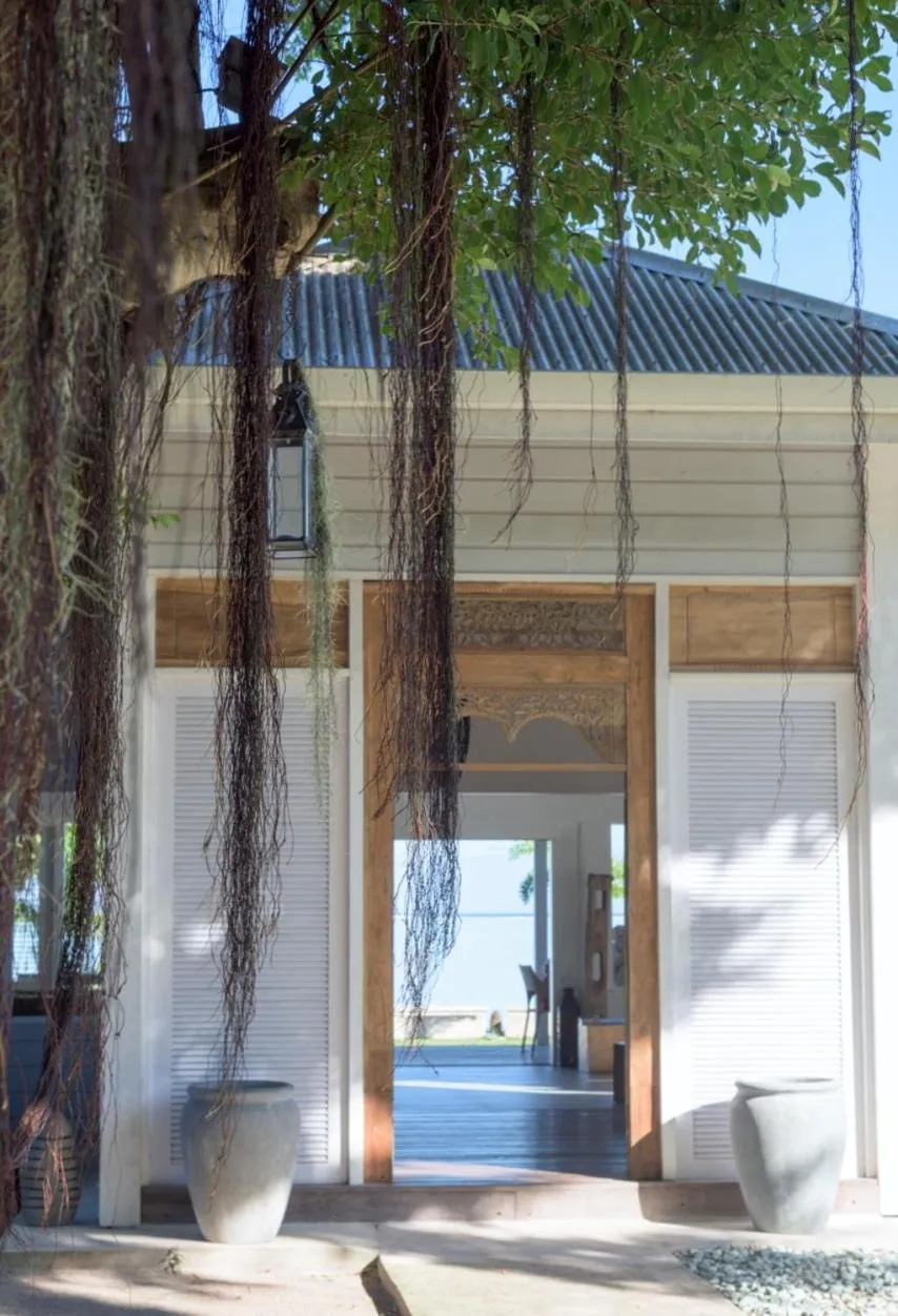 Facade/entrance in Moorea Beach Lodge