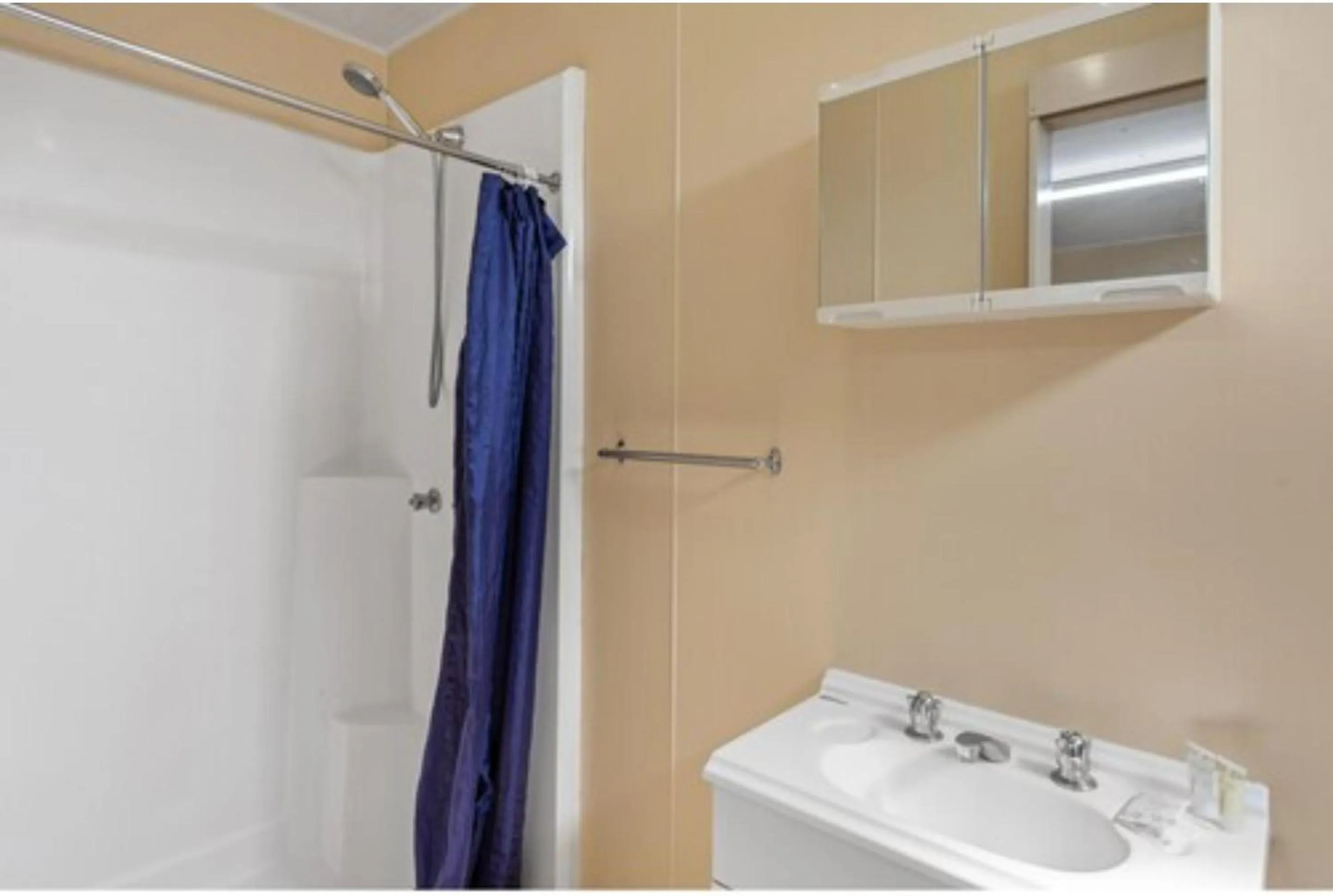 Bathroom in Blackwater Central Motel