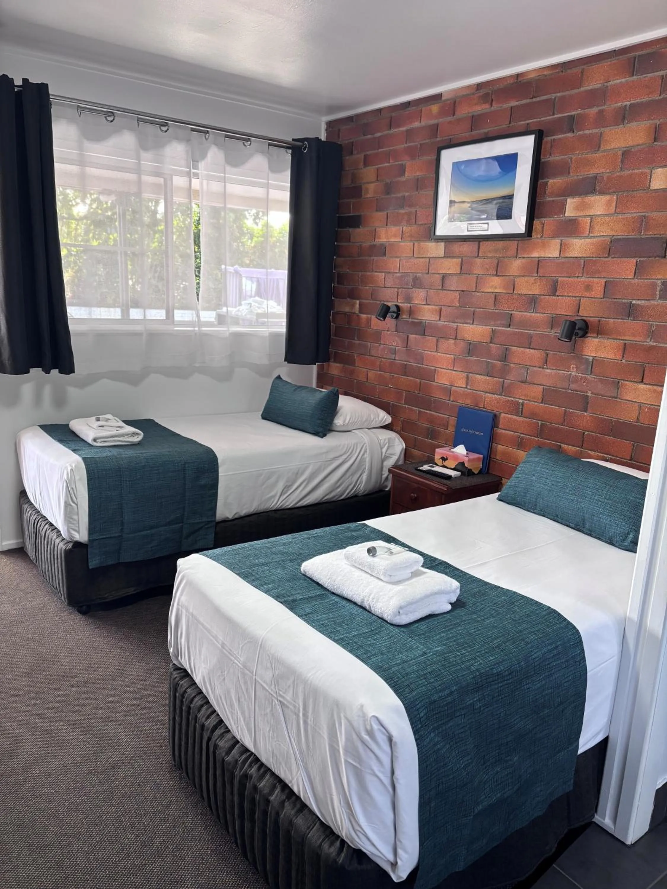 Bed in Avocado Motor Inn