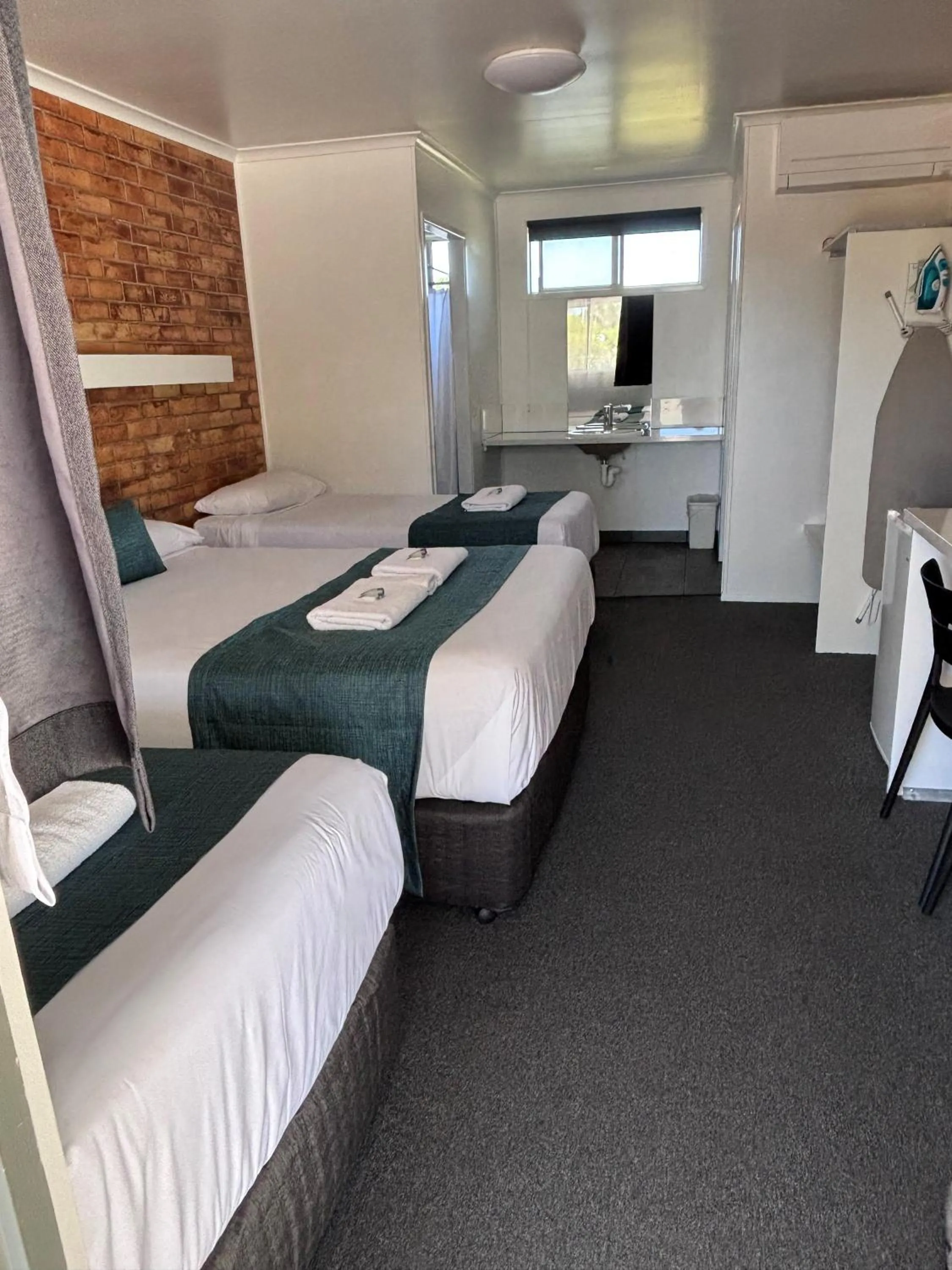 Bed in Avocado Motor Inn