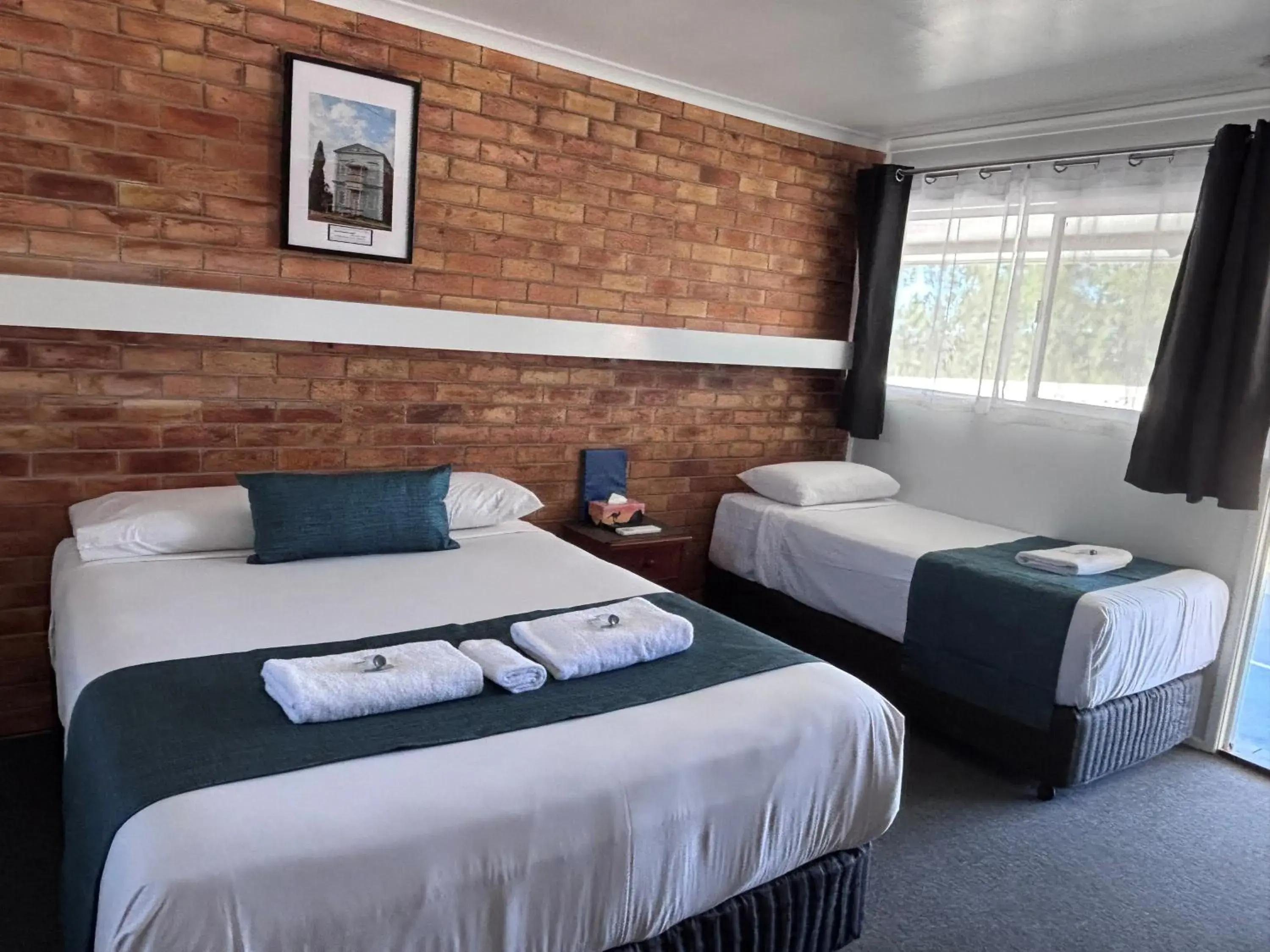 Large Twin Double Room in Avocado Motor Inn Large Twin Double Room in Avocado Motor Inn