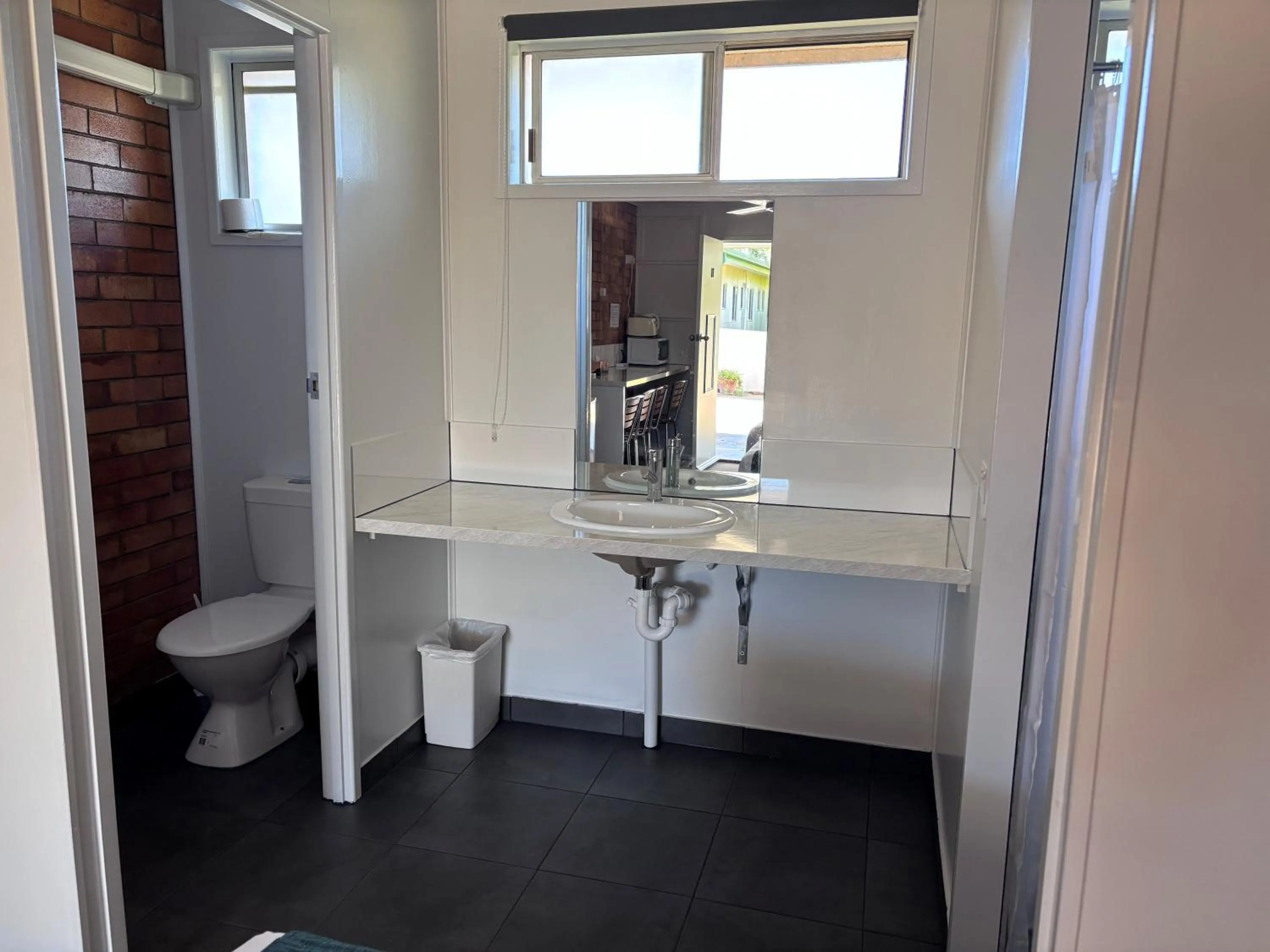 Bathroom in Avocado Motor Inn