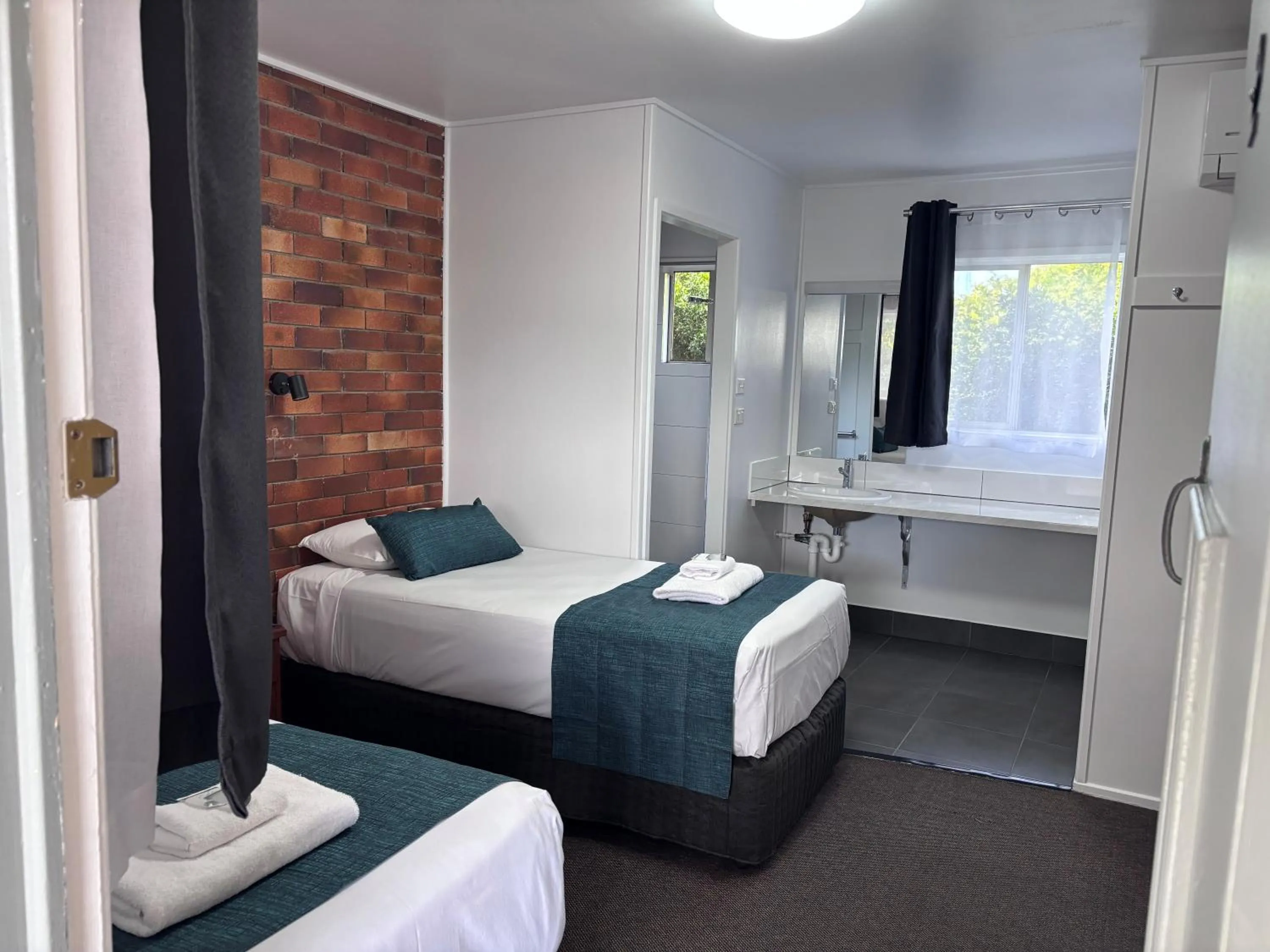 Bed in Avocado Motor Inn