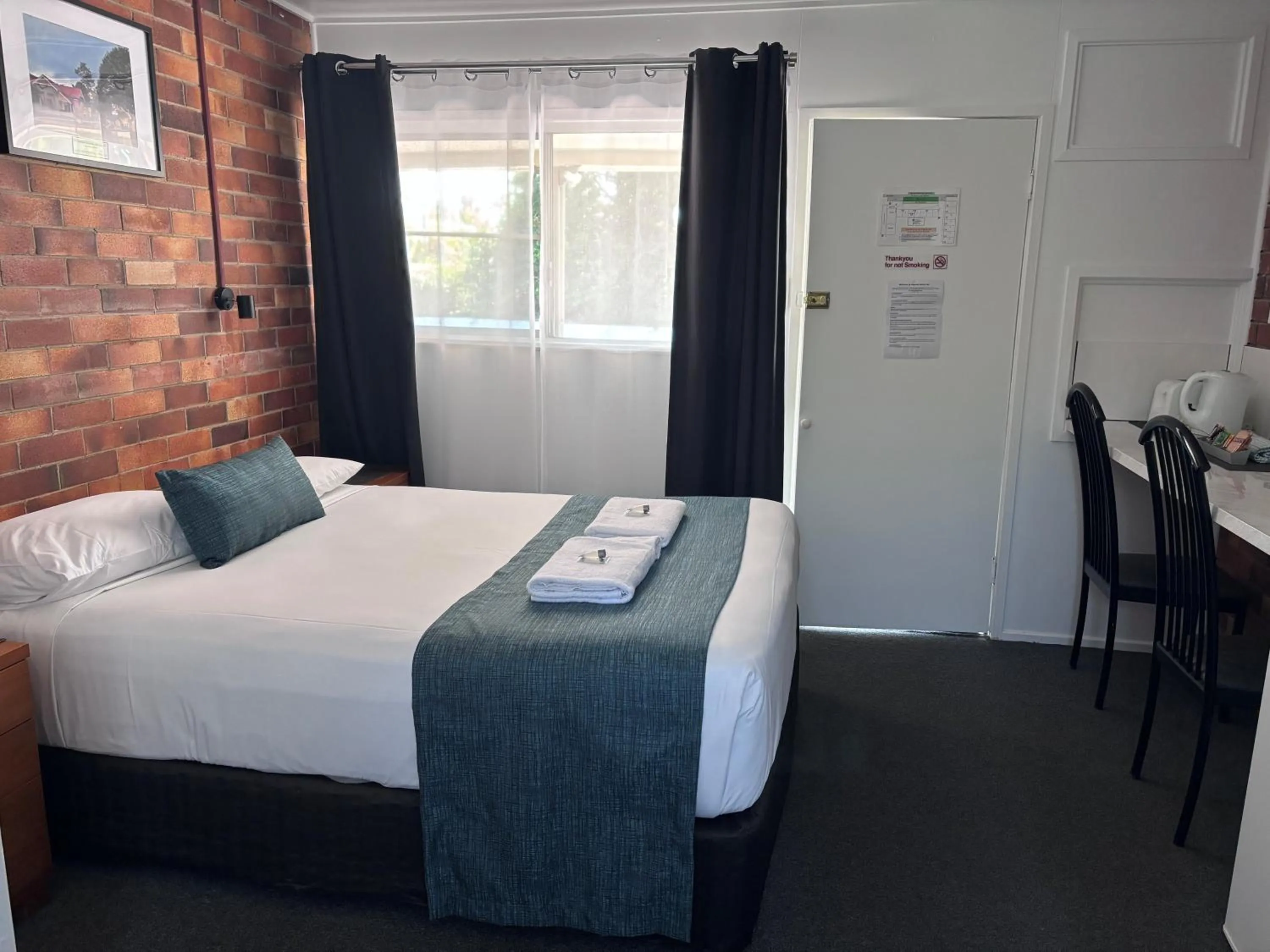 Bed in Avocado Motor Inn