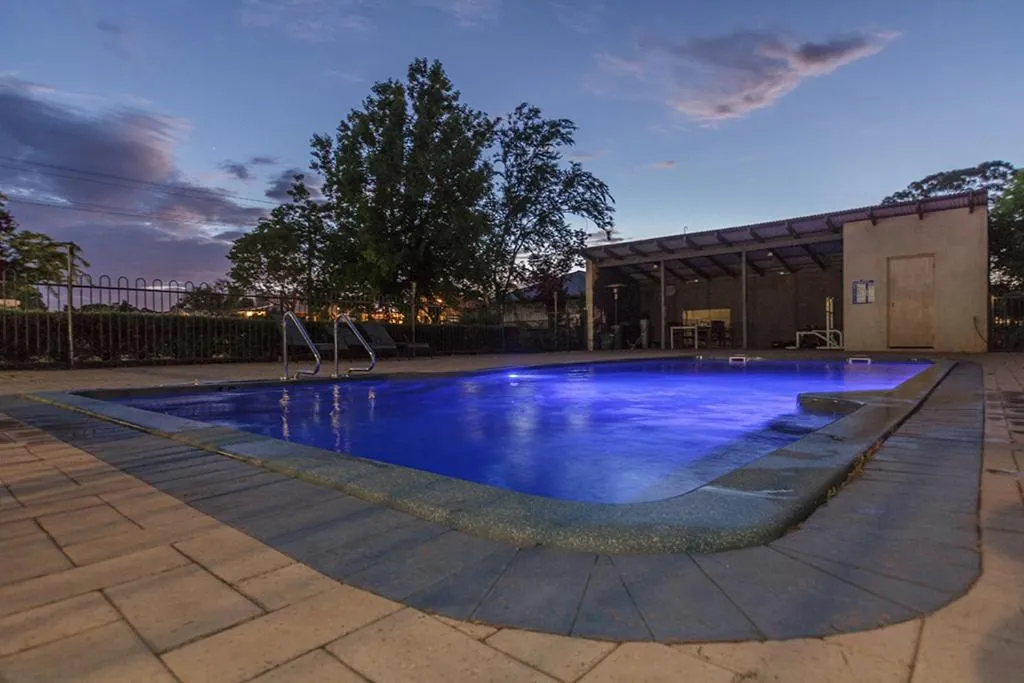 Swimming pool in Banksia Motel
