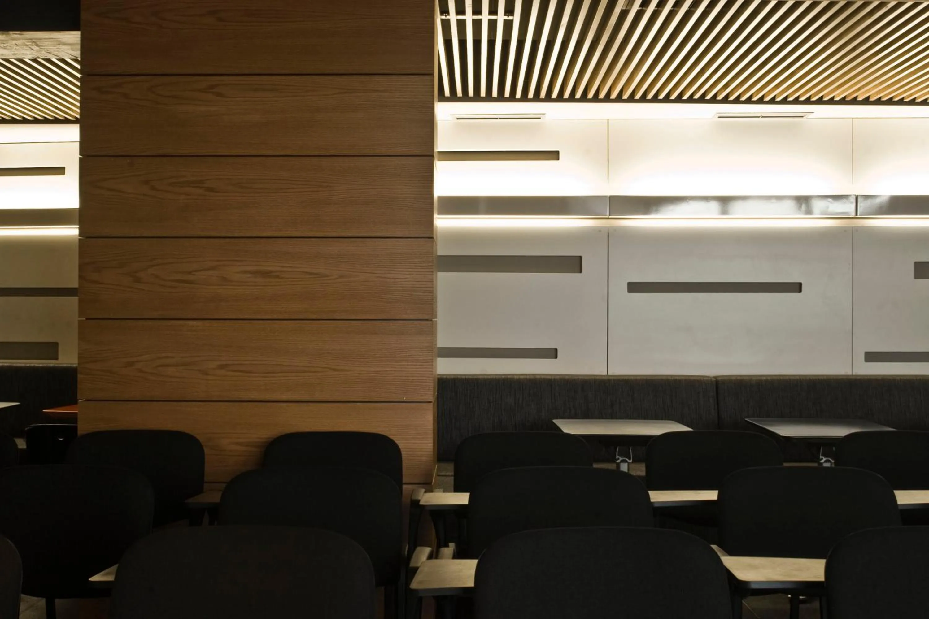 Business facilities in Famous House