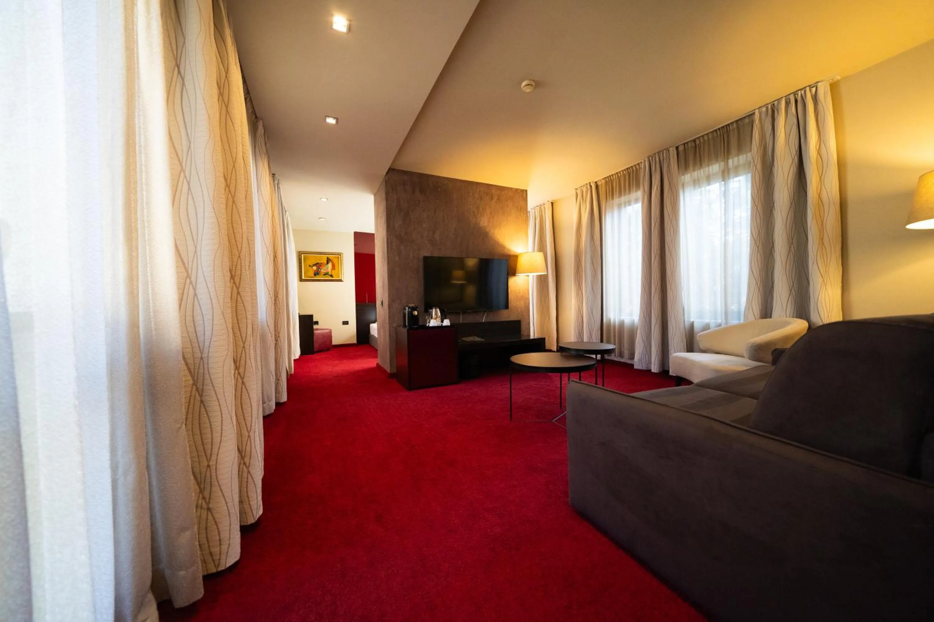 Photo of the whole room in Famous House