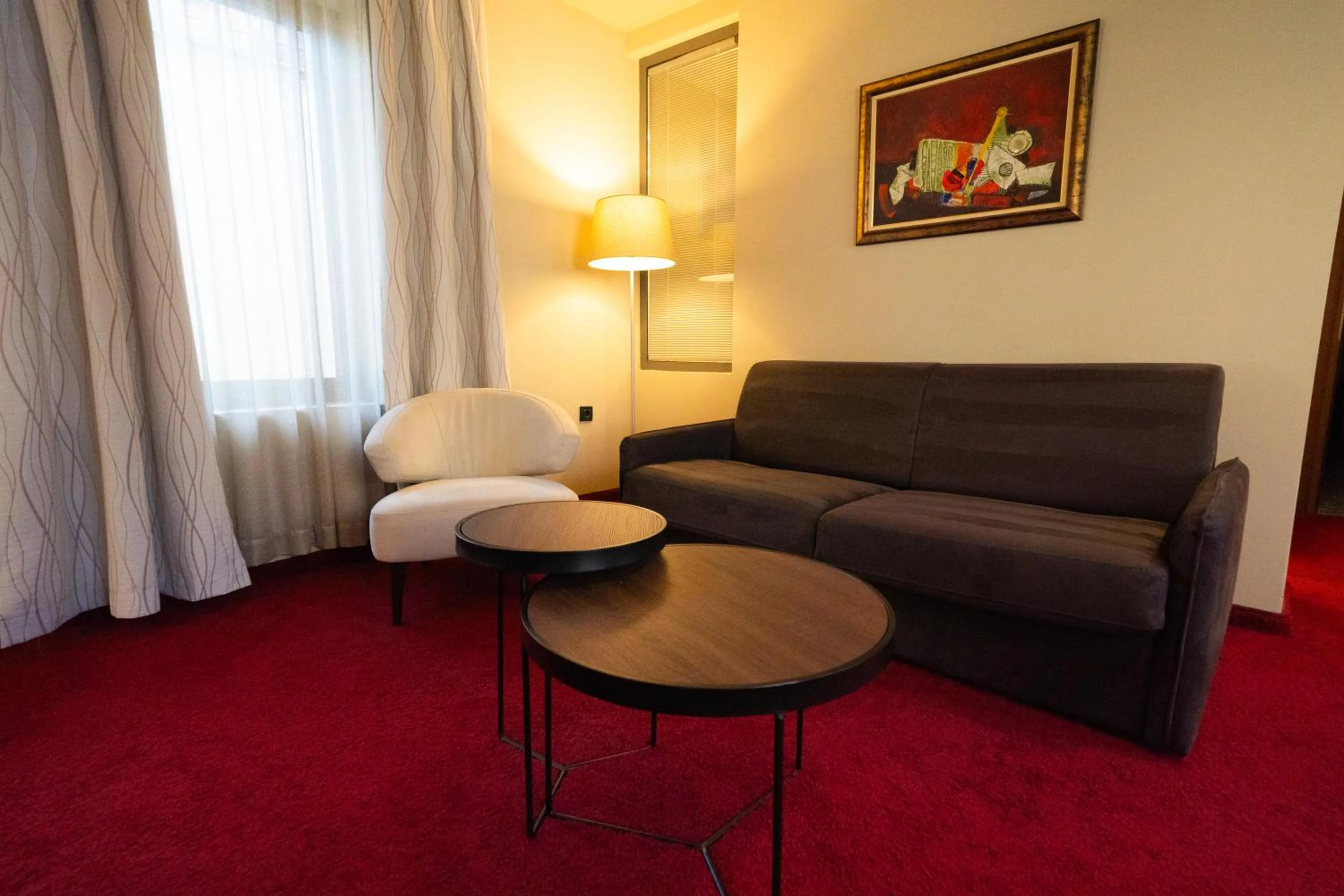 Photo of the whole room in Famous House