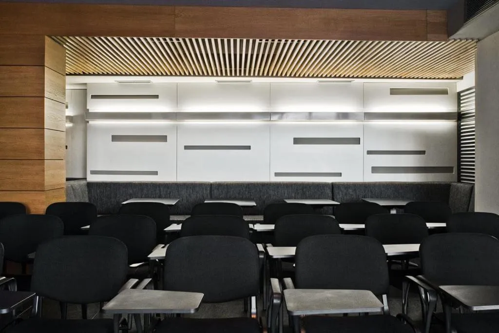 Business facilities in Famous House