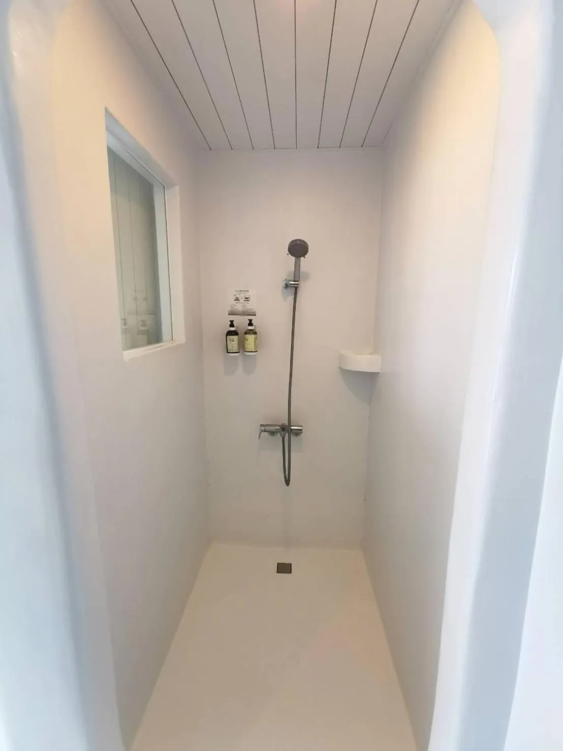 Shower in Ample Villa 小希臘