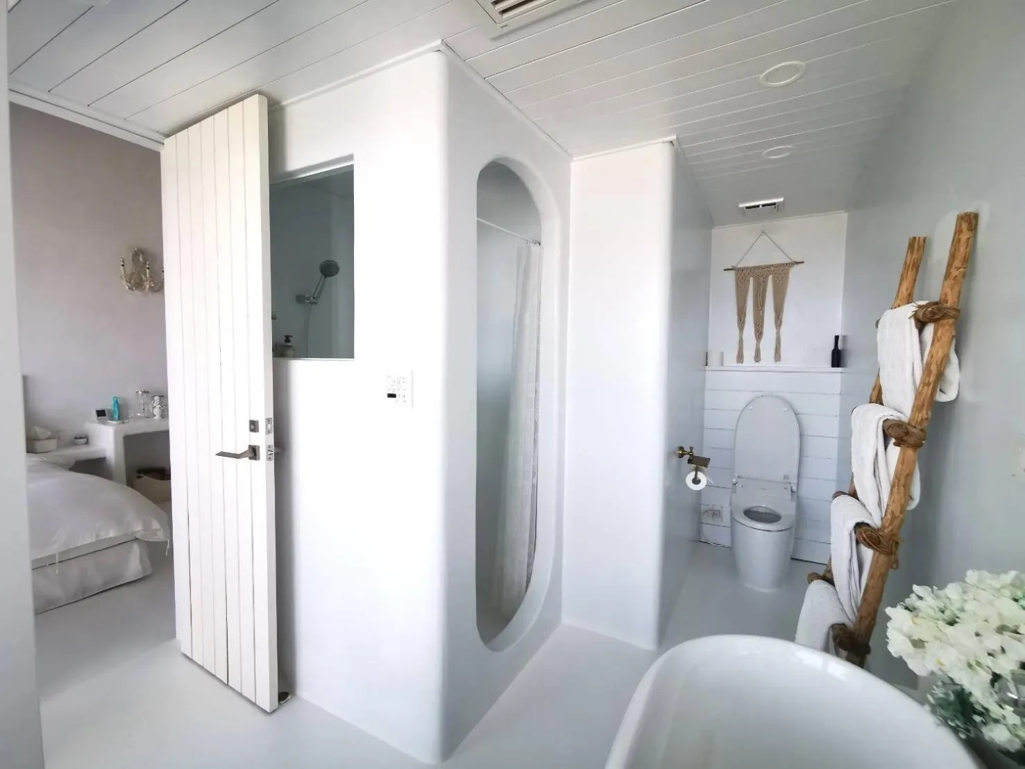 Bathroom in Ample Villa 小希臘