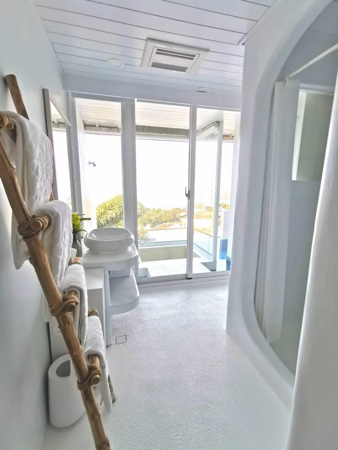 Bathroom in Ample Villa 小希臘