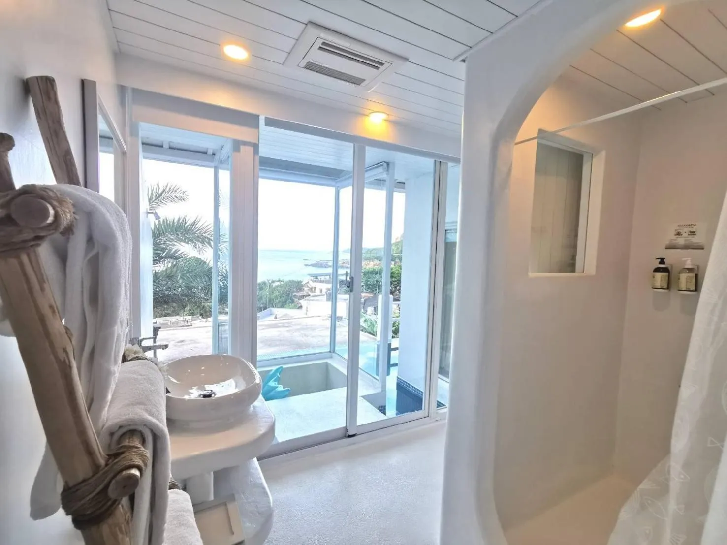 Shower in Ample Villa 小希臘