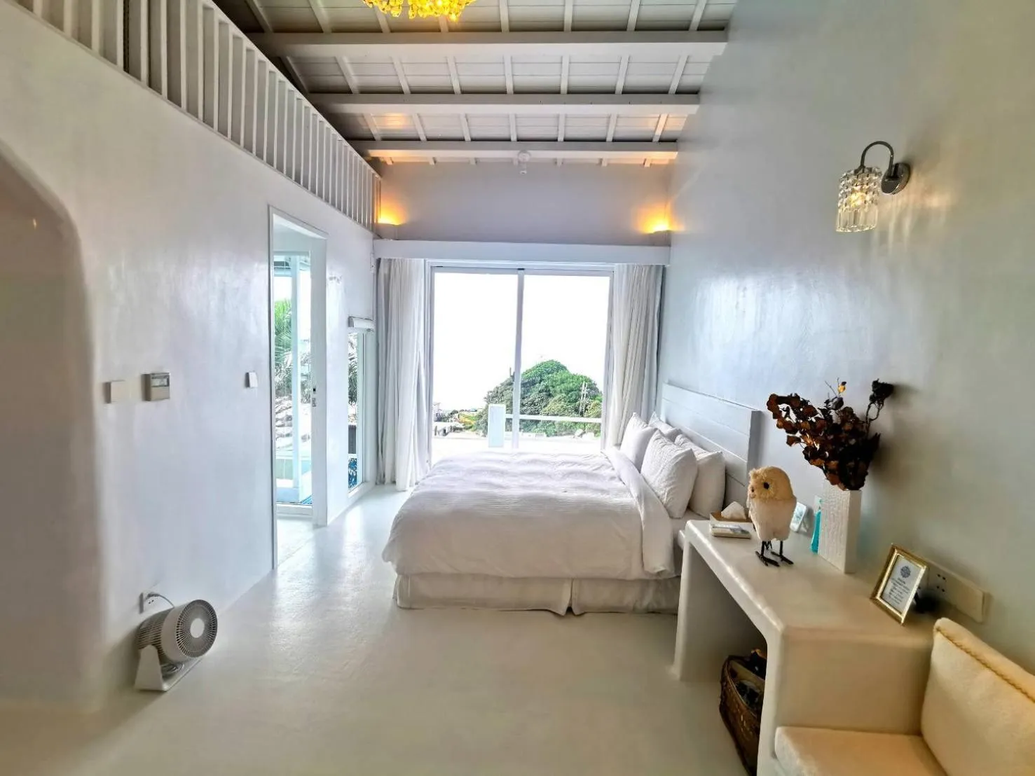 Swimming pool, Bed in Ample Villa 小希臘