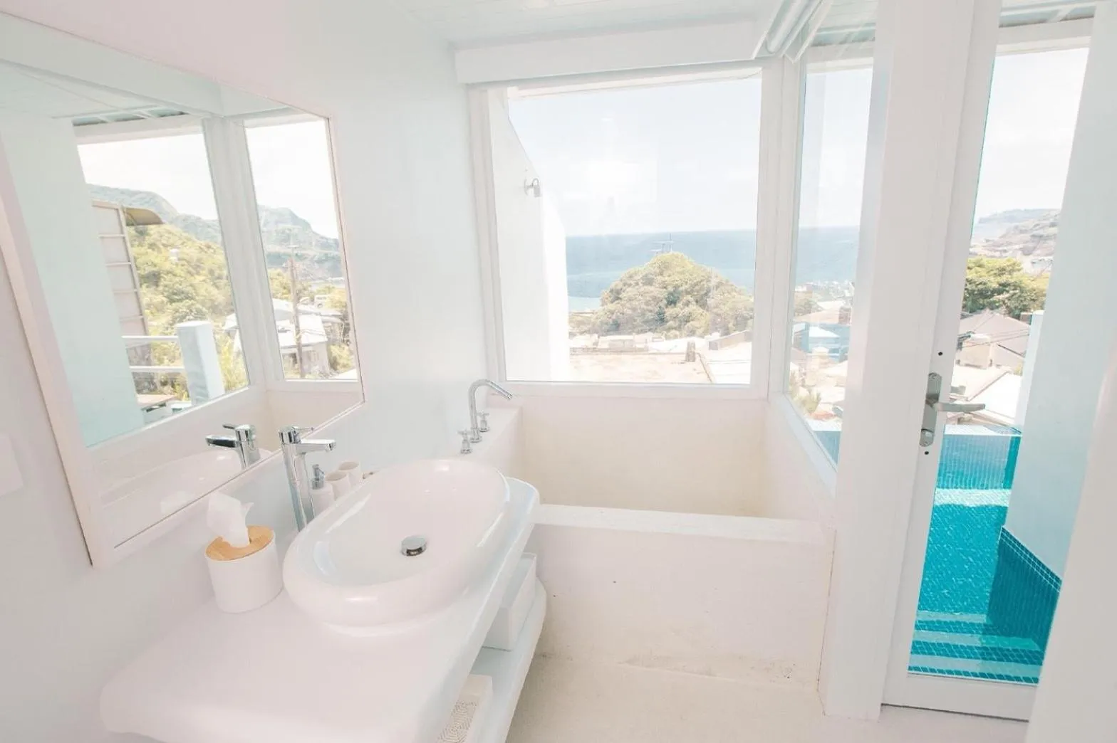 Bathroom in Ample Villa 小希臘