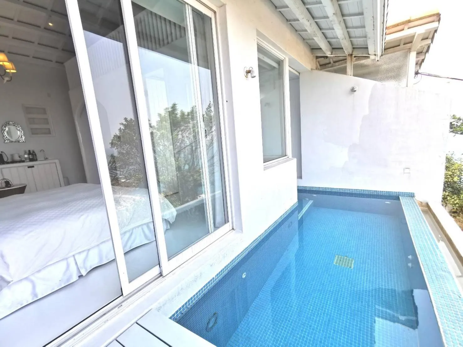 Pool view in Ample Villa 小希臘