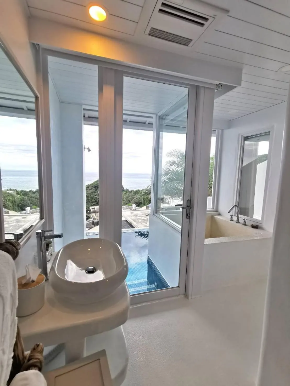 Bathroom in Ample Villa 小希臘