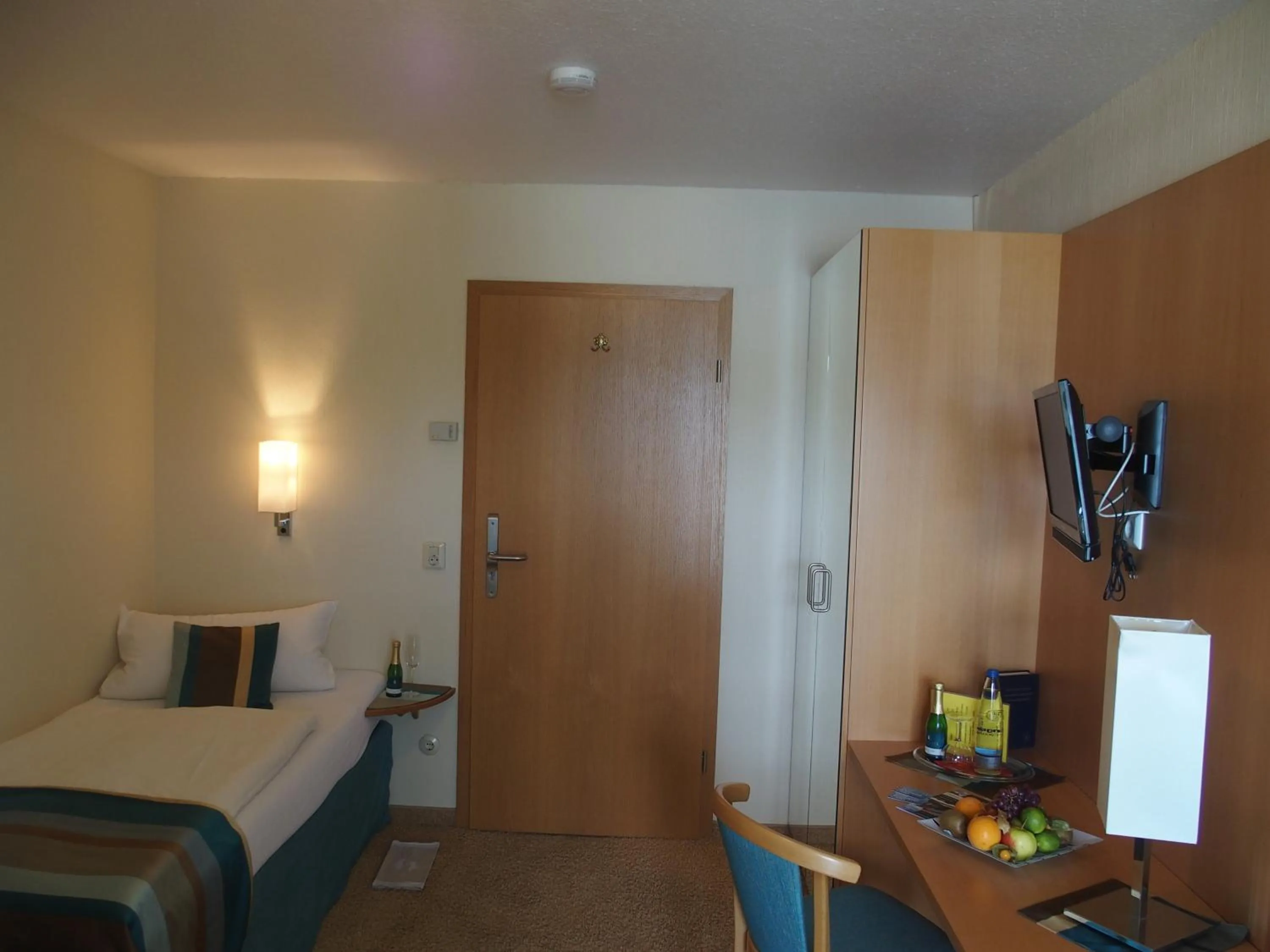 Photo of the whole room, Bed in Hotel Pension Café Hasler