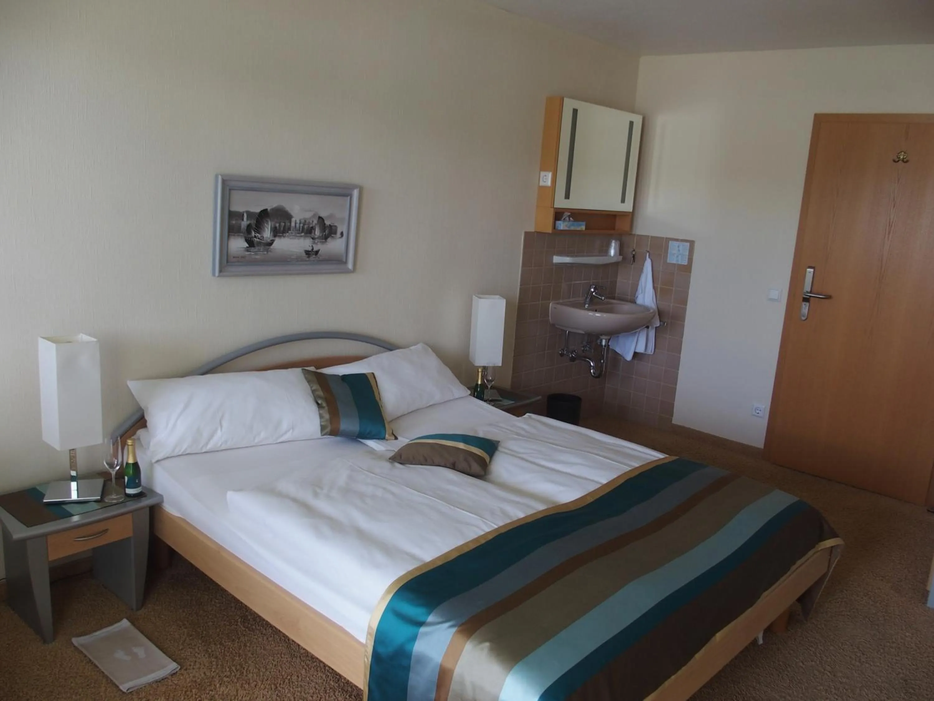 Photo of the whole room, Bed in Hotel Pension Café Hasler