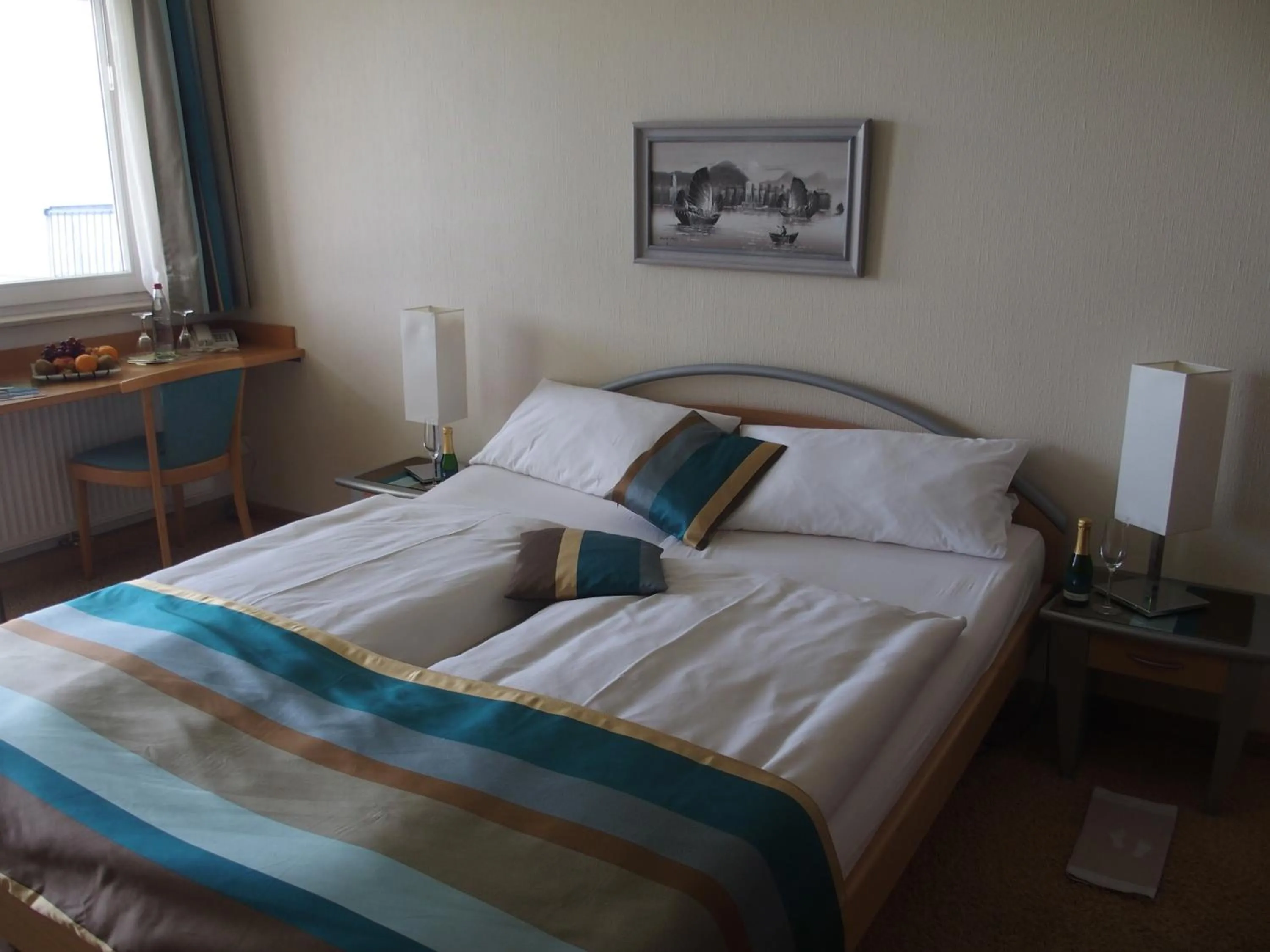 Photo of the whole room, Bed in Hotel Pension Café Hasler