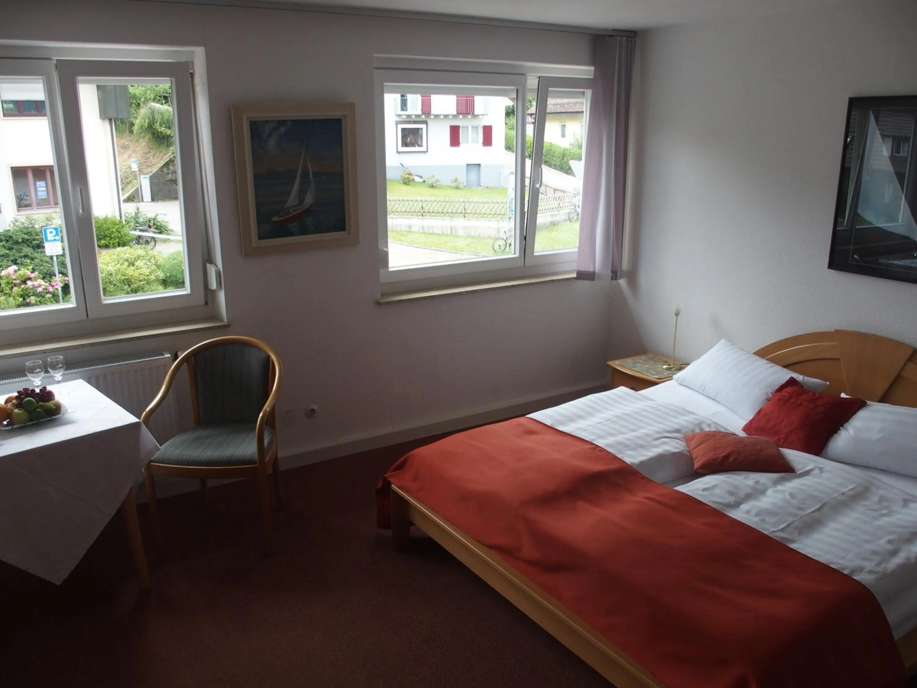 Photo of the whole room, Bed in Hotel Pension Café Hasler