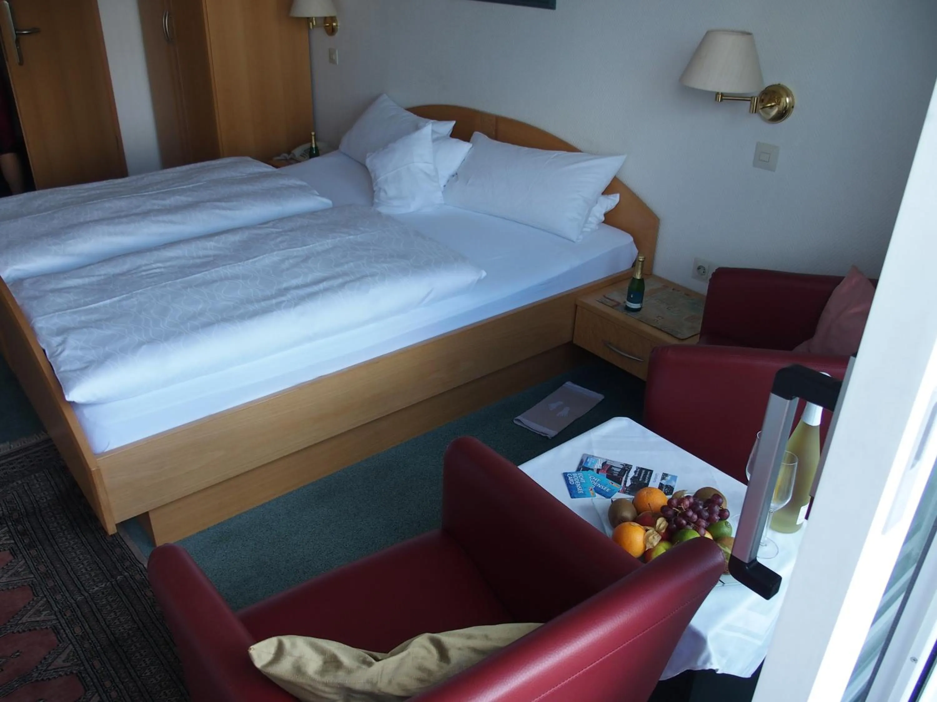 Photo of the whole room, Bed in Hotel Pension Café Hasler