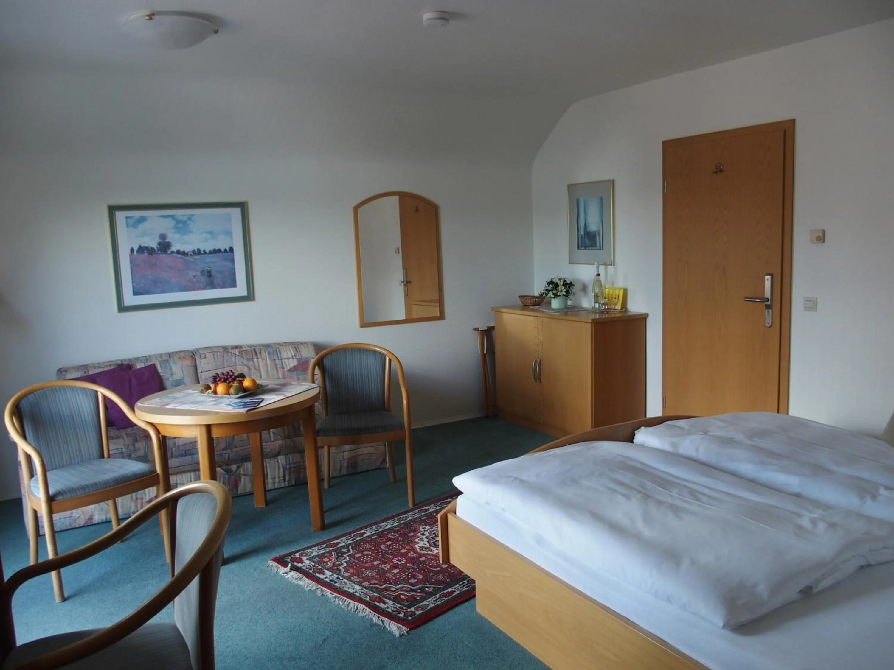 Photo of the whole room, Bed in Hotel Pension Café Hasler