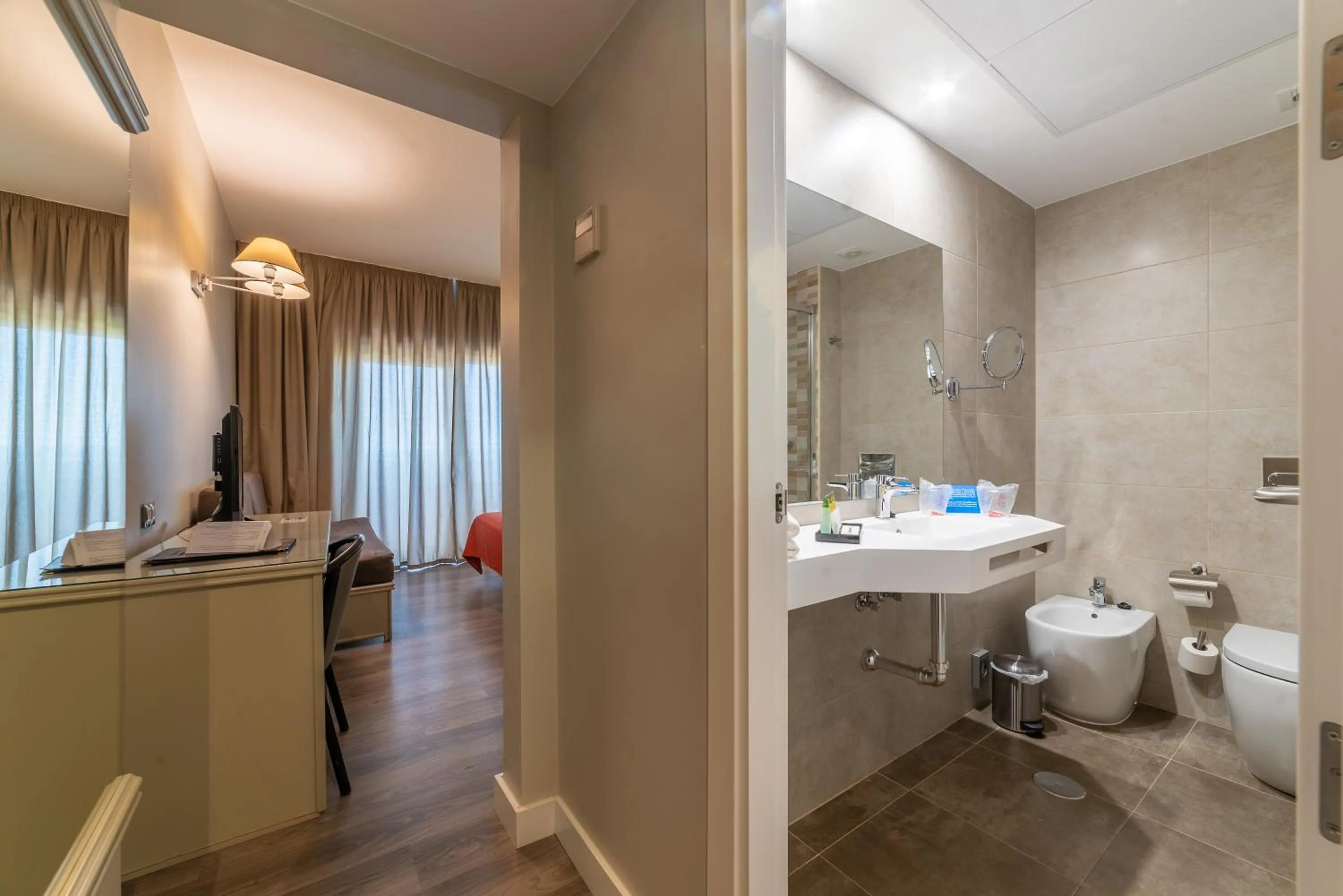 Photo of the whole room in Pato Rojo