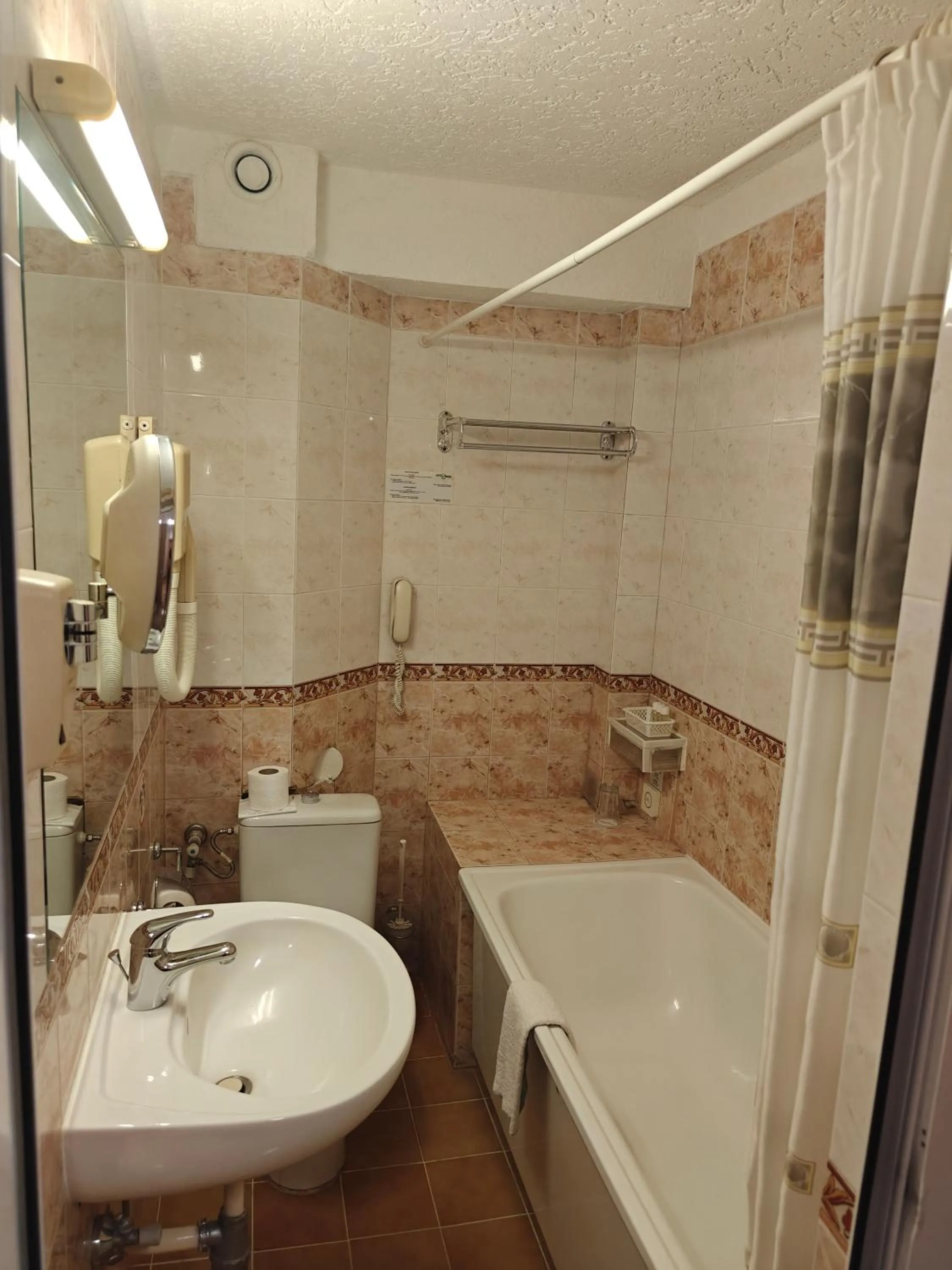 Toilet in Noviz Hotel