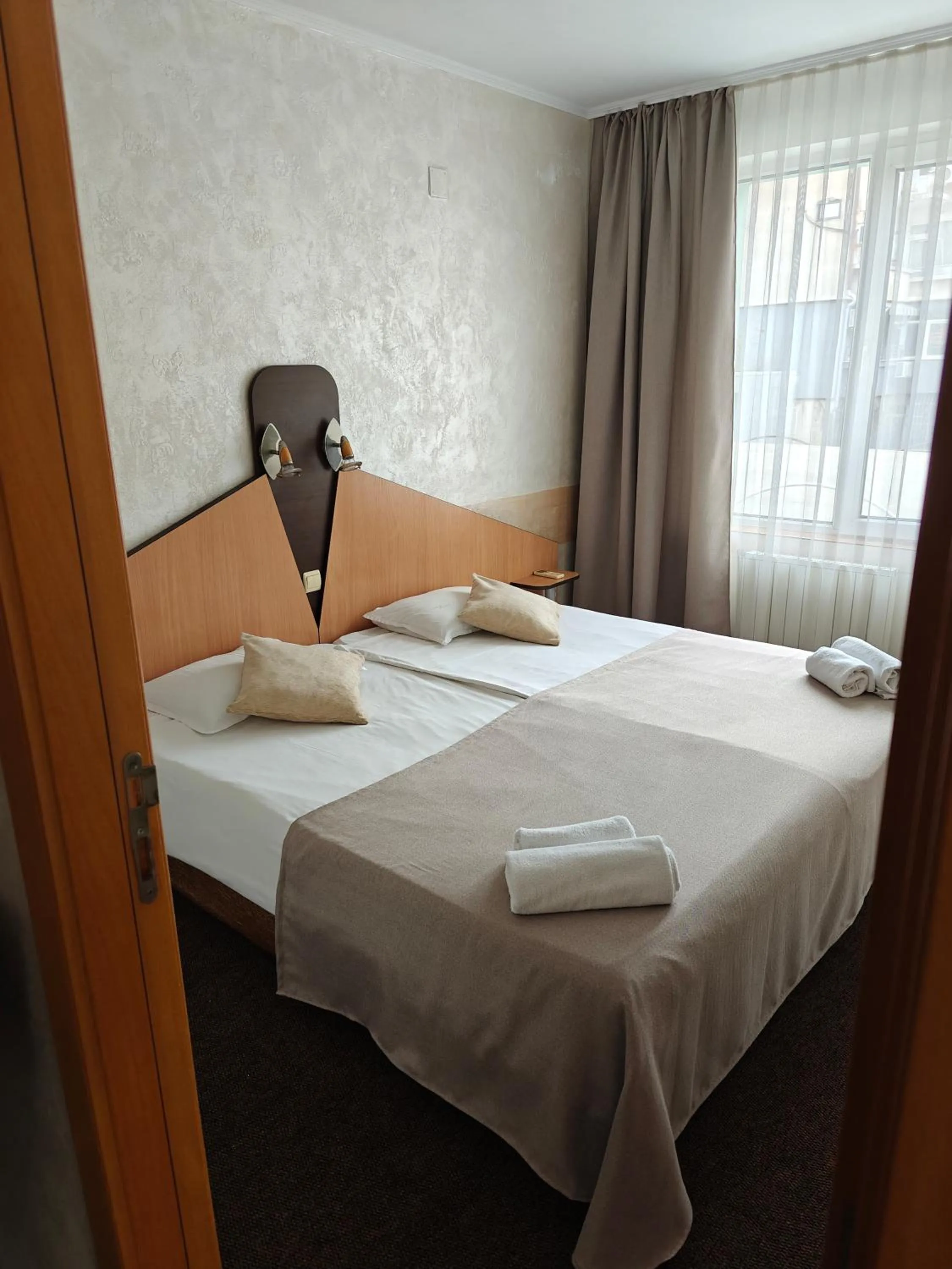 Photo of the whole room, Bed in Noviz Hotel
