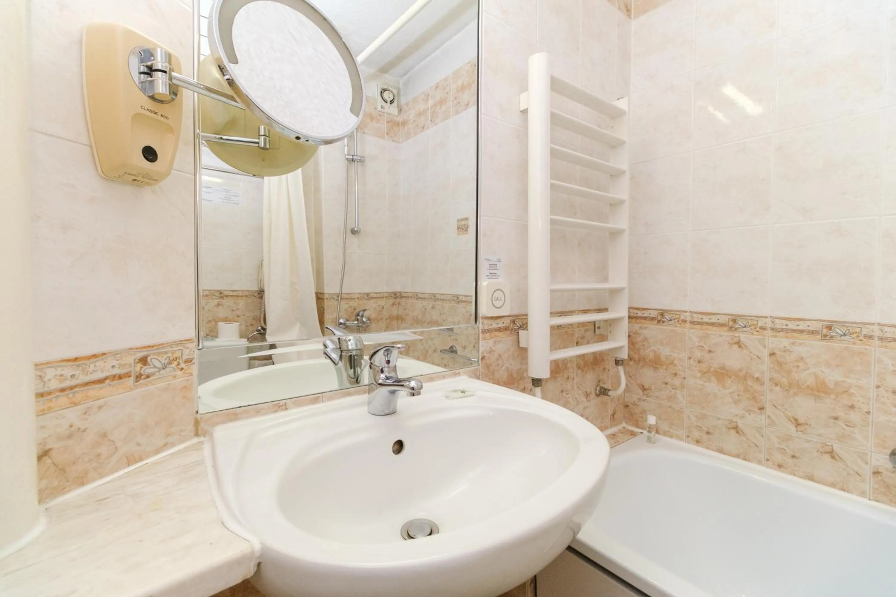 Bathroom in Noviz Hotel