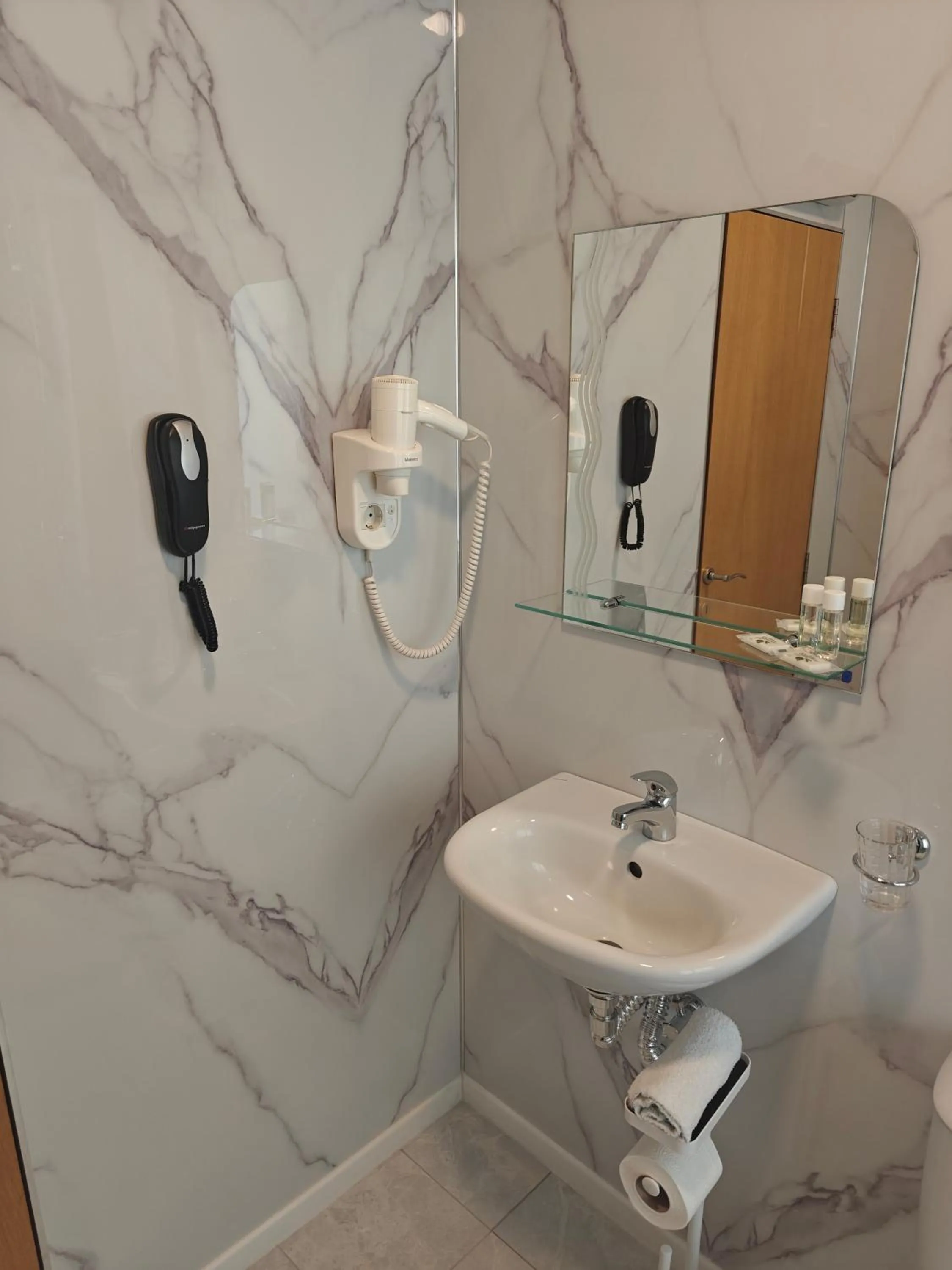 Shower in Noviz Hotel