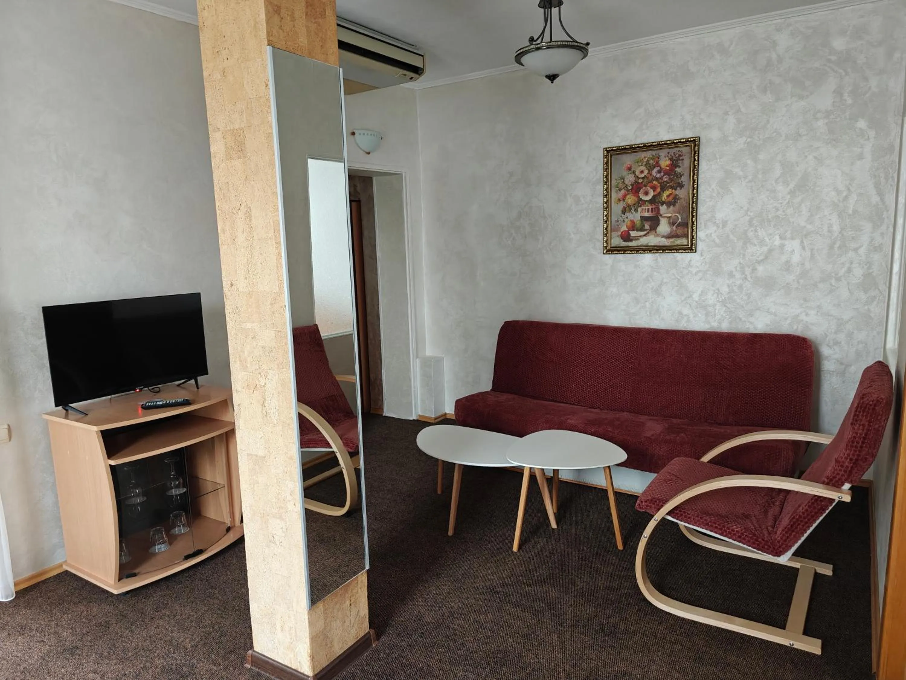 Communal lounge/ TV room in Noviz Hotel