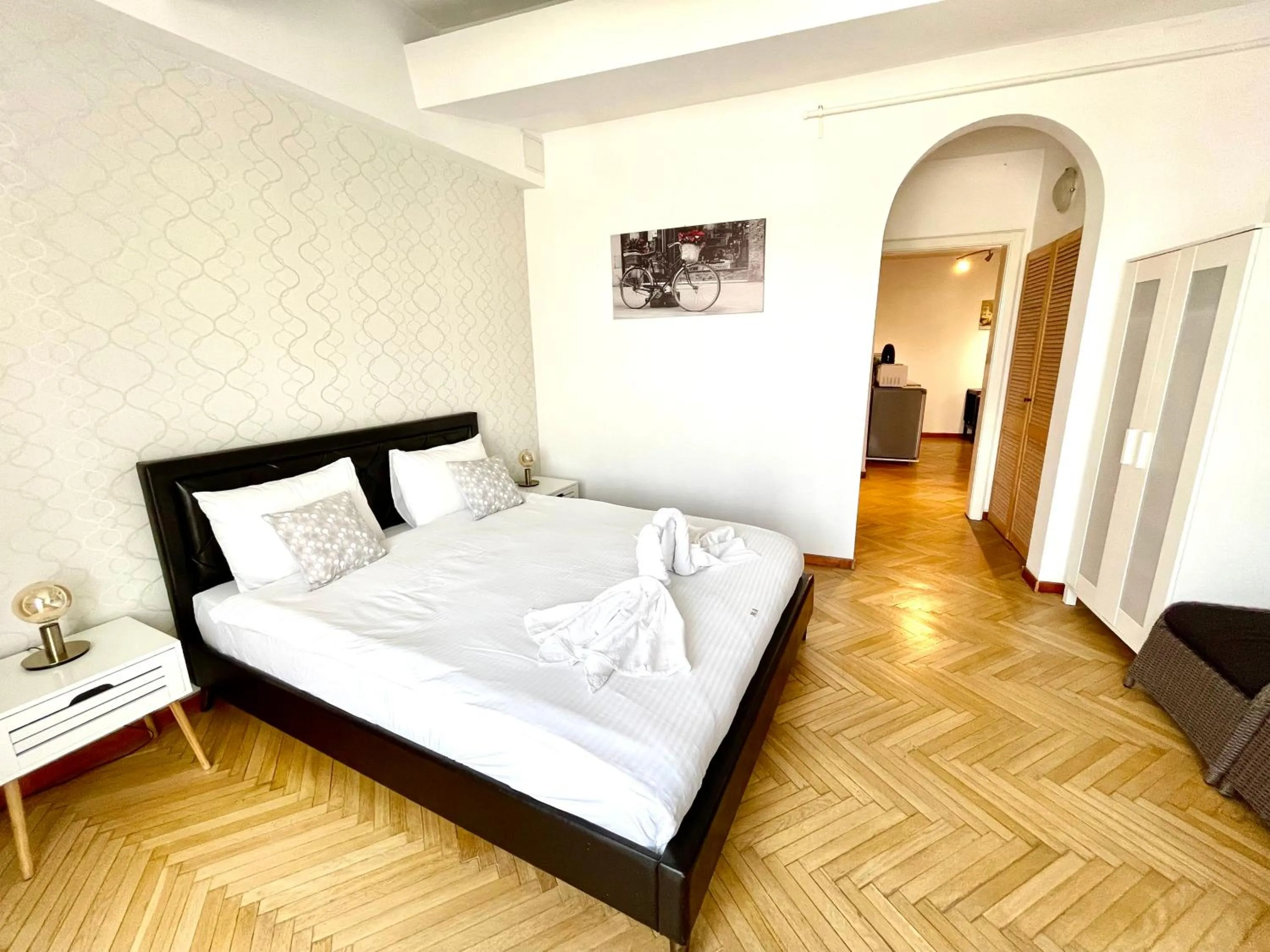 Photo of the whole room, Bed in Metropole Apartments - Old City