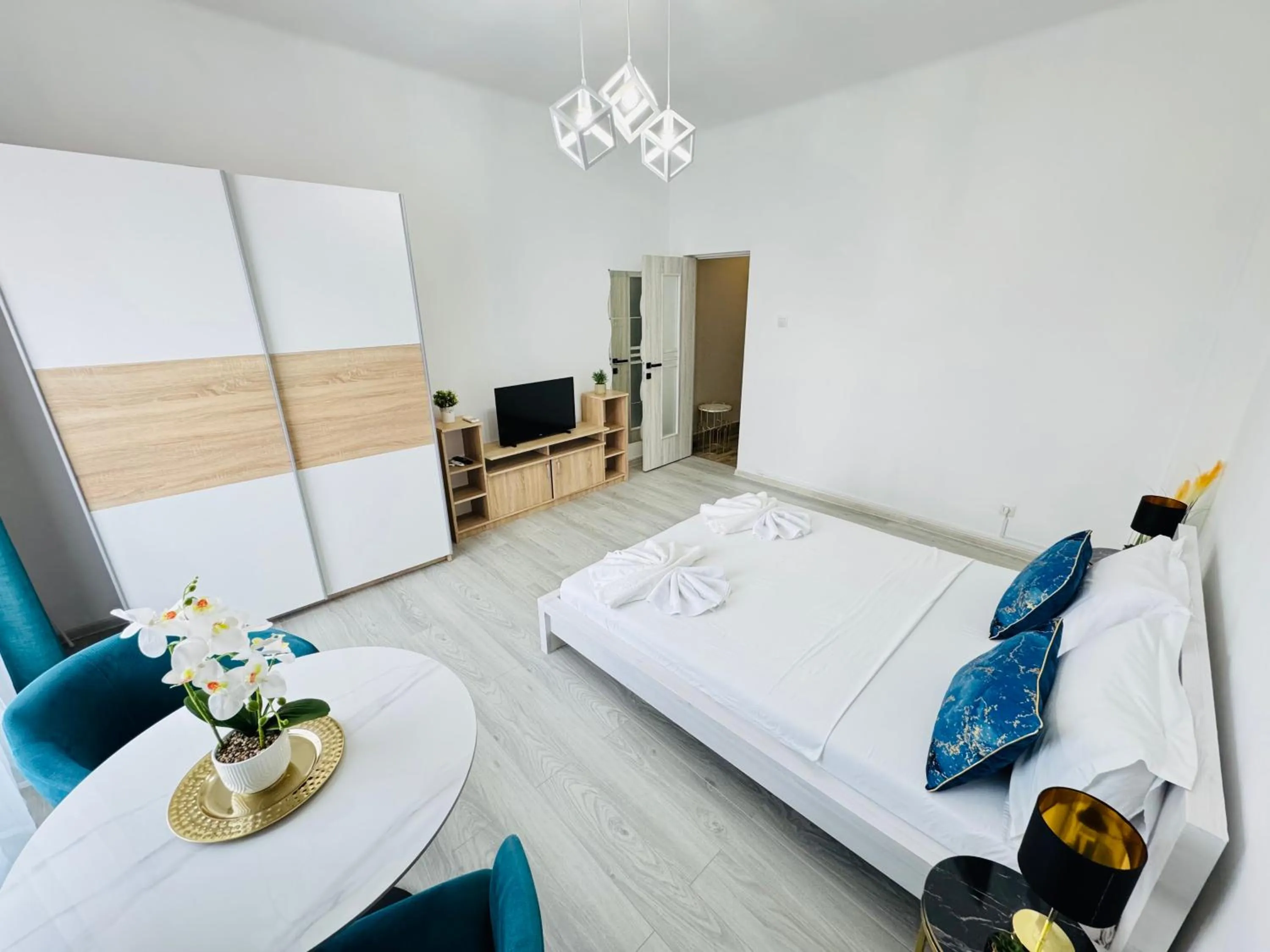 Photo of the whole room, Bed in Metropole Apartments - Old City