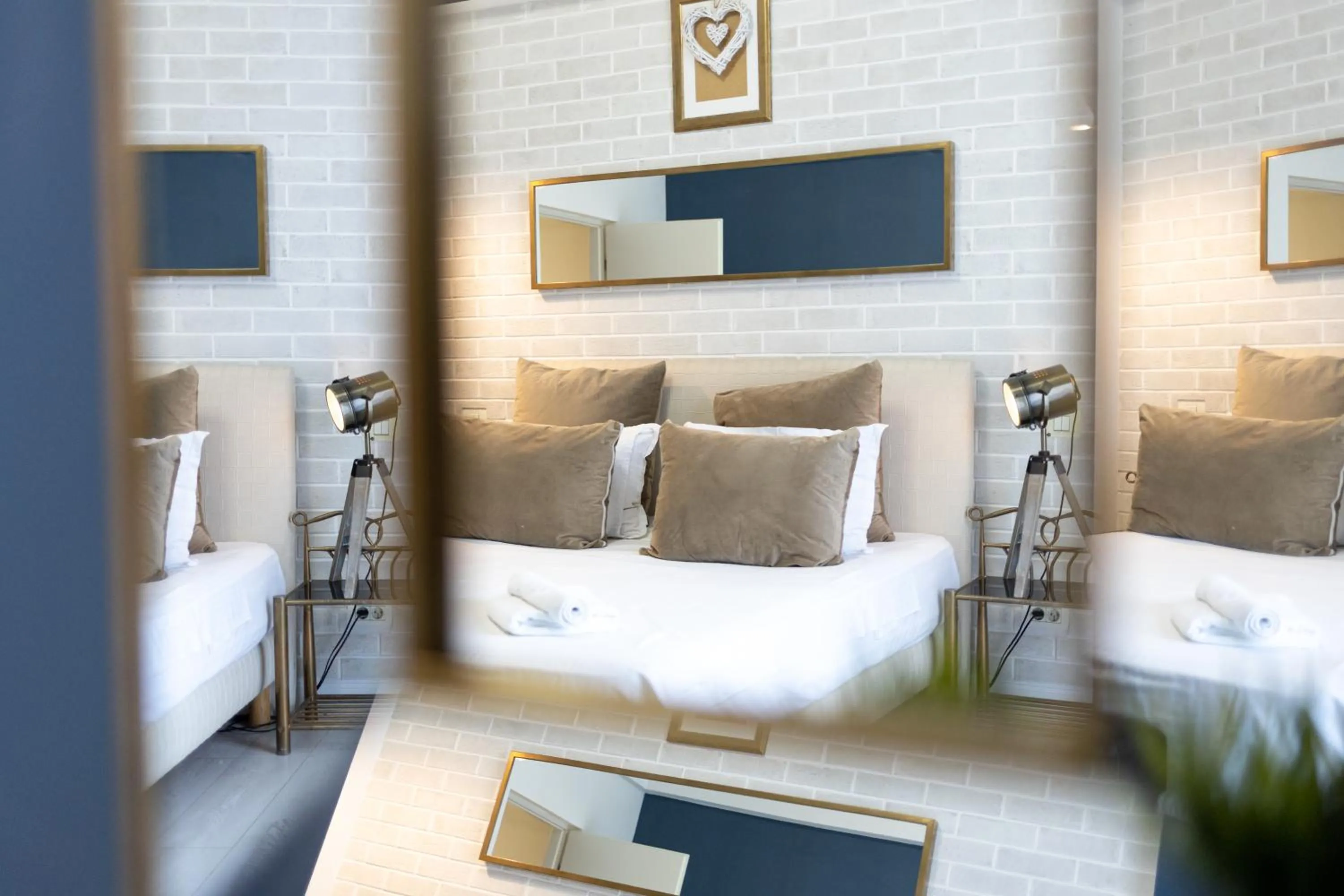 Decorative detail, Bed in Metropole Apartments - Old City