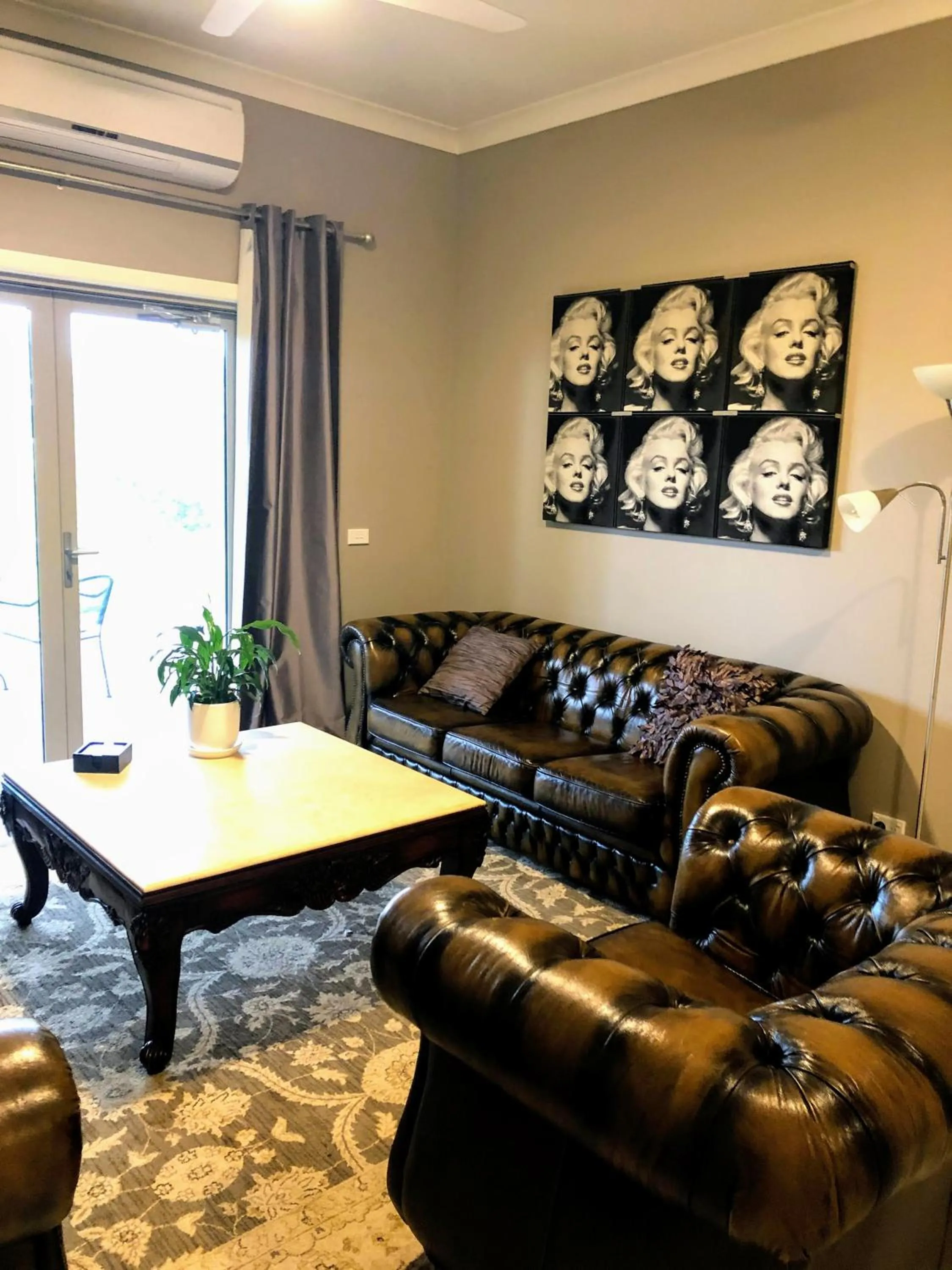 Living room in Barklysuites Apartments