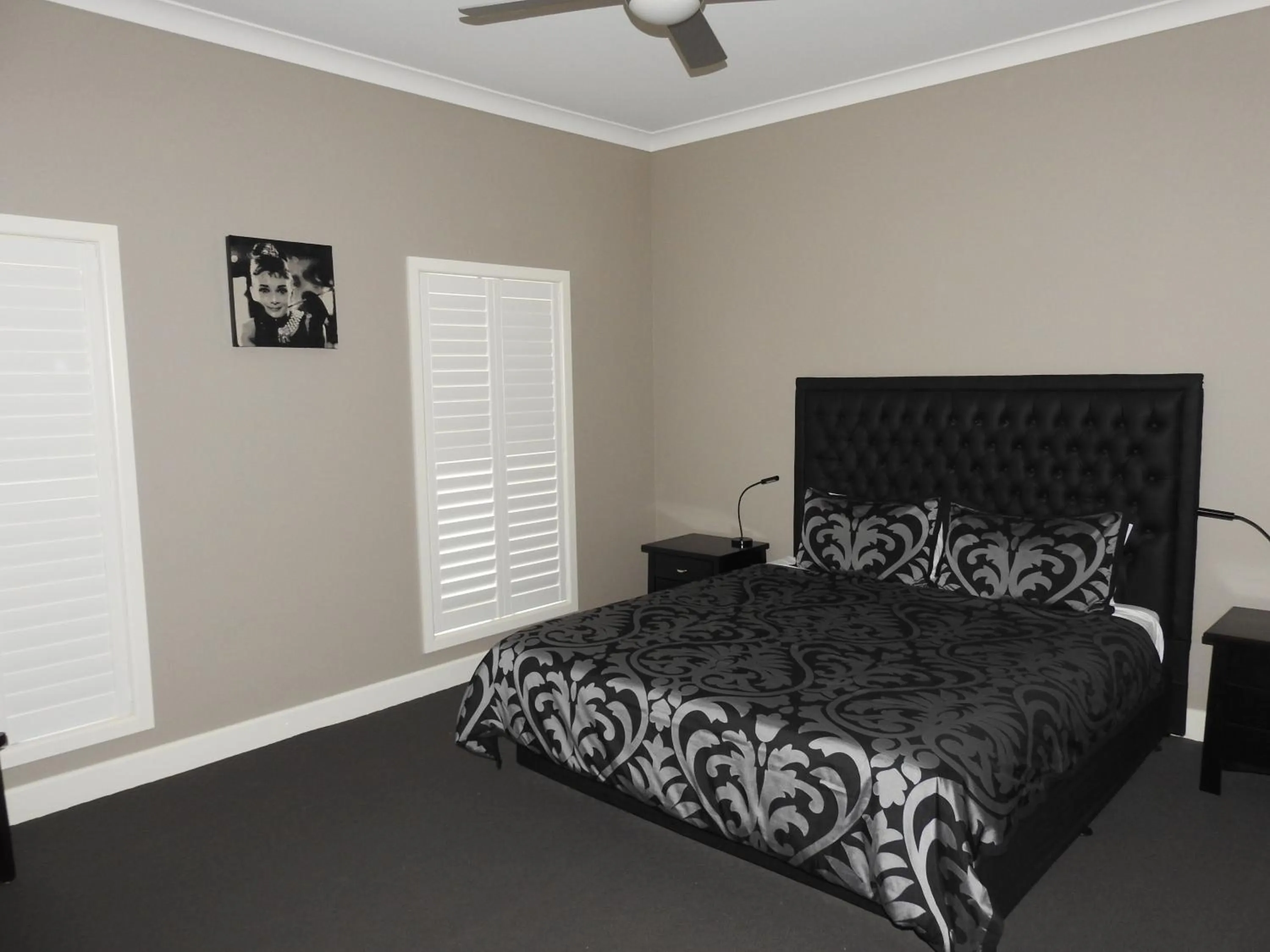 Property building, Bed in Barklysuites Apartments