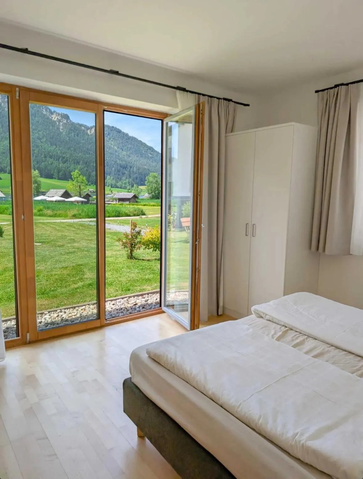 View (from property/room), Bed in SeeHotel & SeeApartments Kärntnerhof- direkt am See!