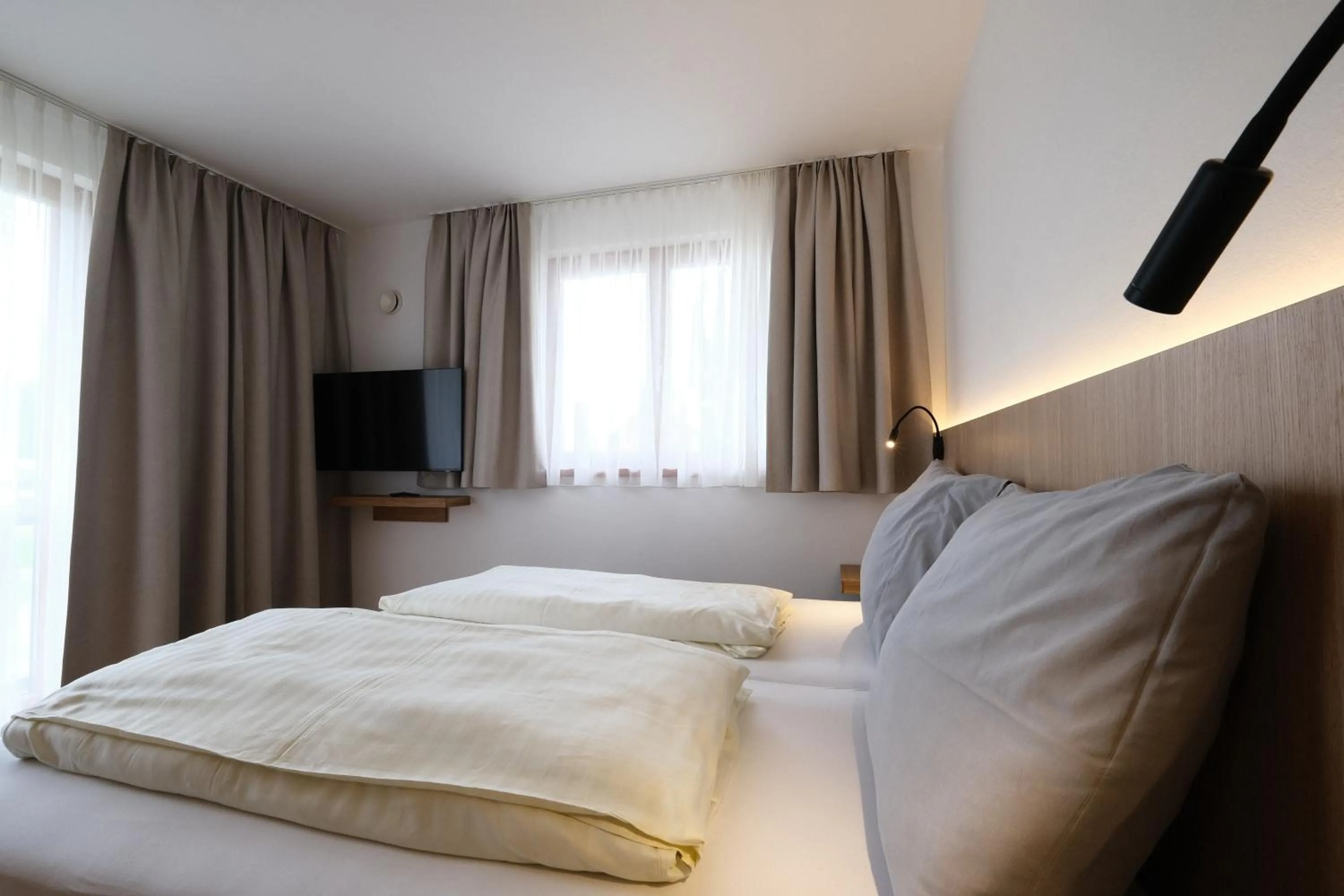 Bedroom, Bed in SeeHotel & SeeApartments Kärntnerhof- direkt am See!