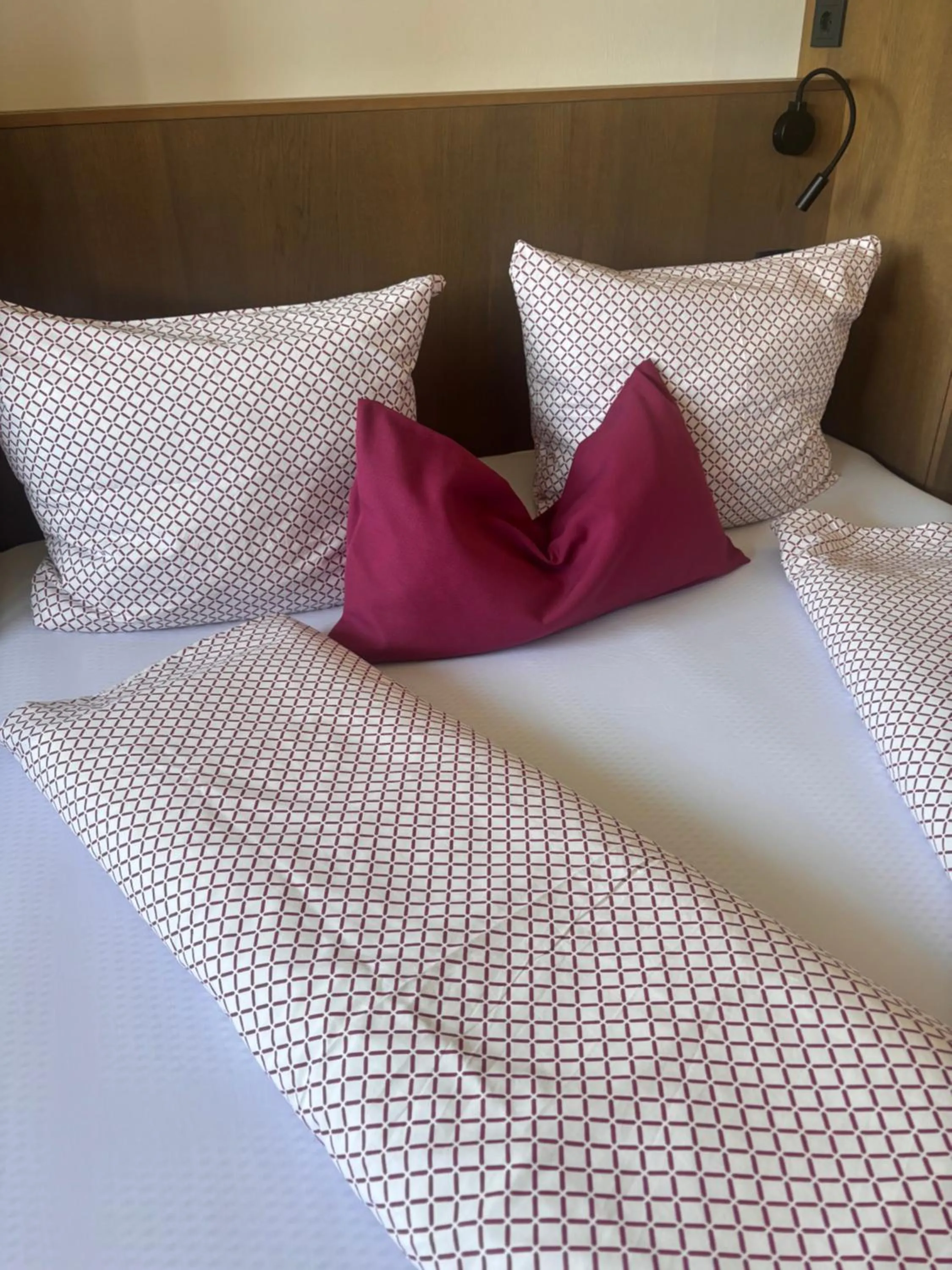 Bed in SeeHotel & SeeApartments Kärntnerhof- direkt am See!