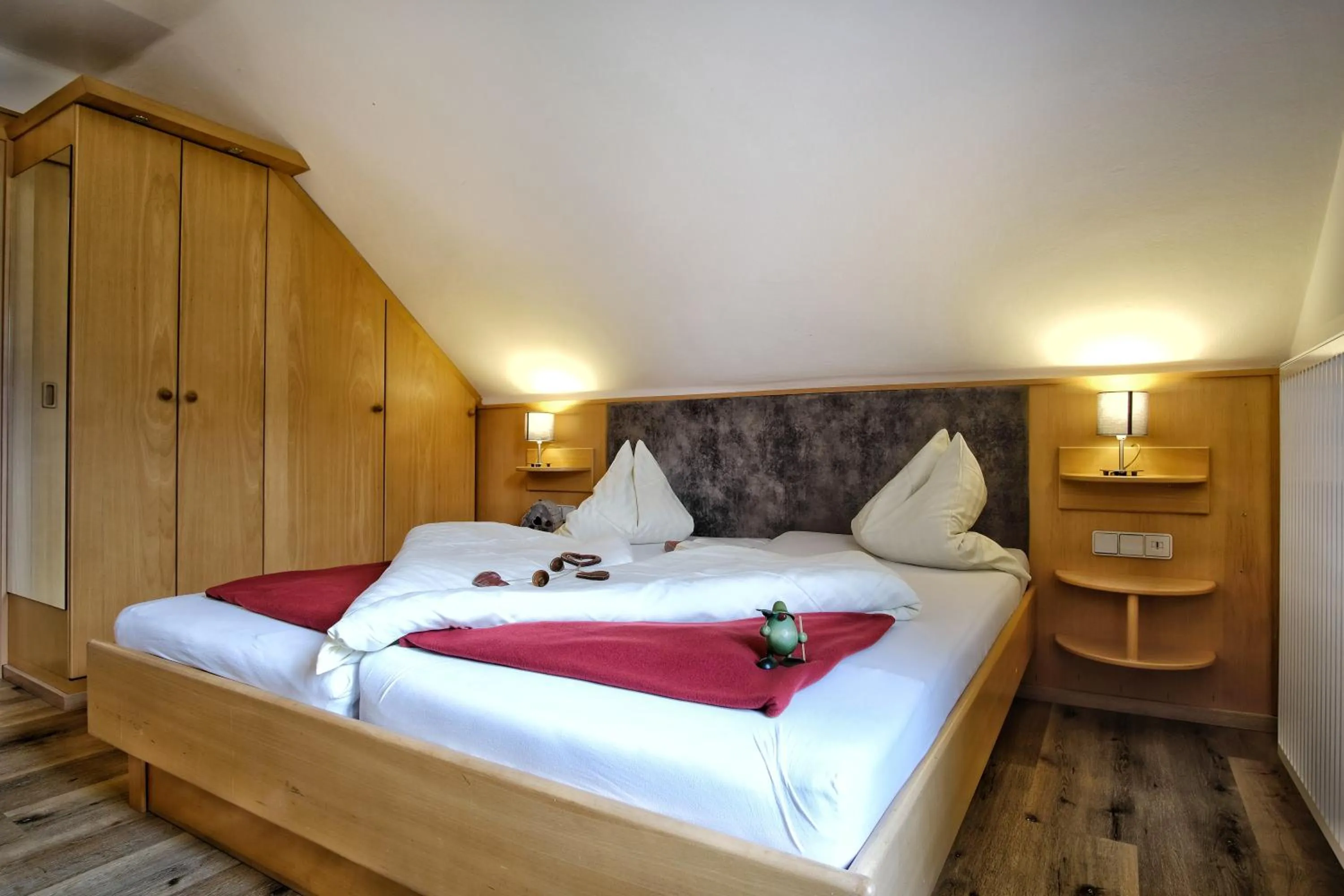 Bedroom, Bed in SeeHotel & SeeApartments Kärntnerhof- direkt am See!