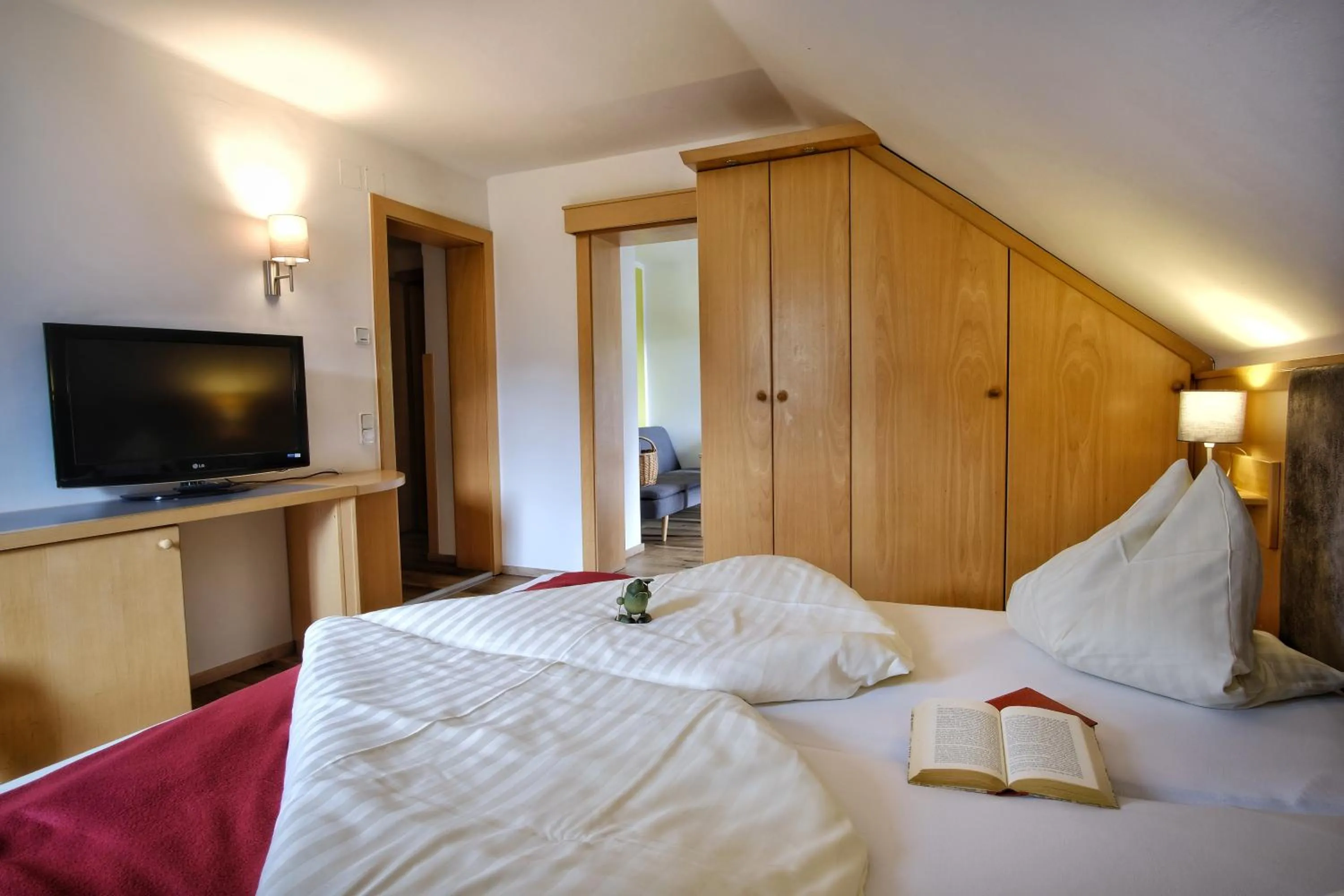 Bedroom, Bed in SeeHotel & SeeApartments Kärntnerhof- direkt am See!