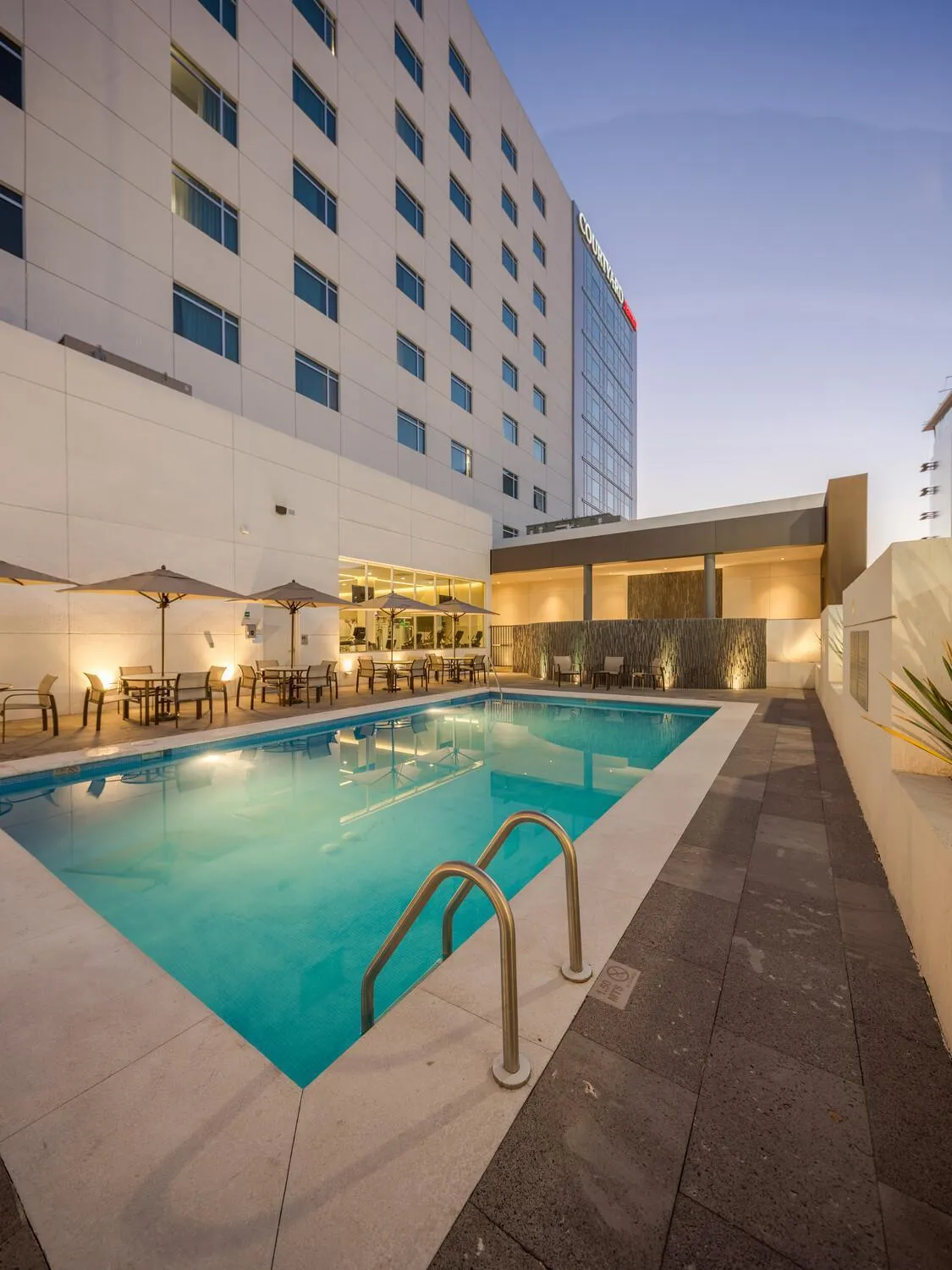 Night in Courtyard by Marriott Chihuahua