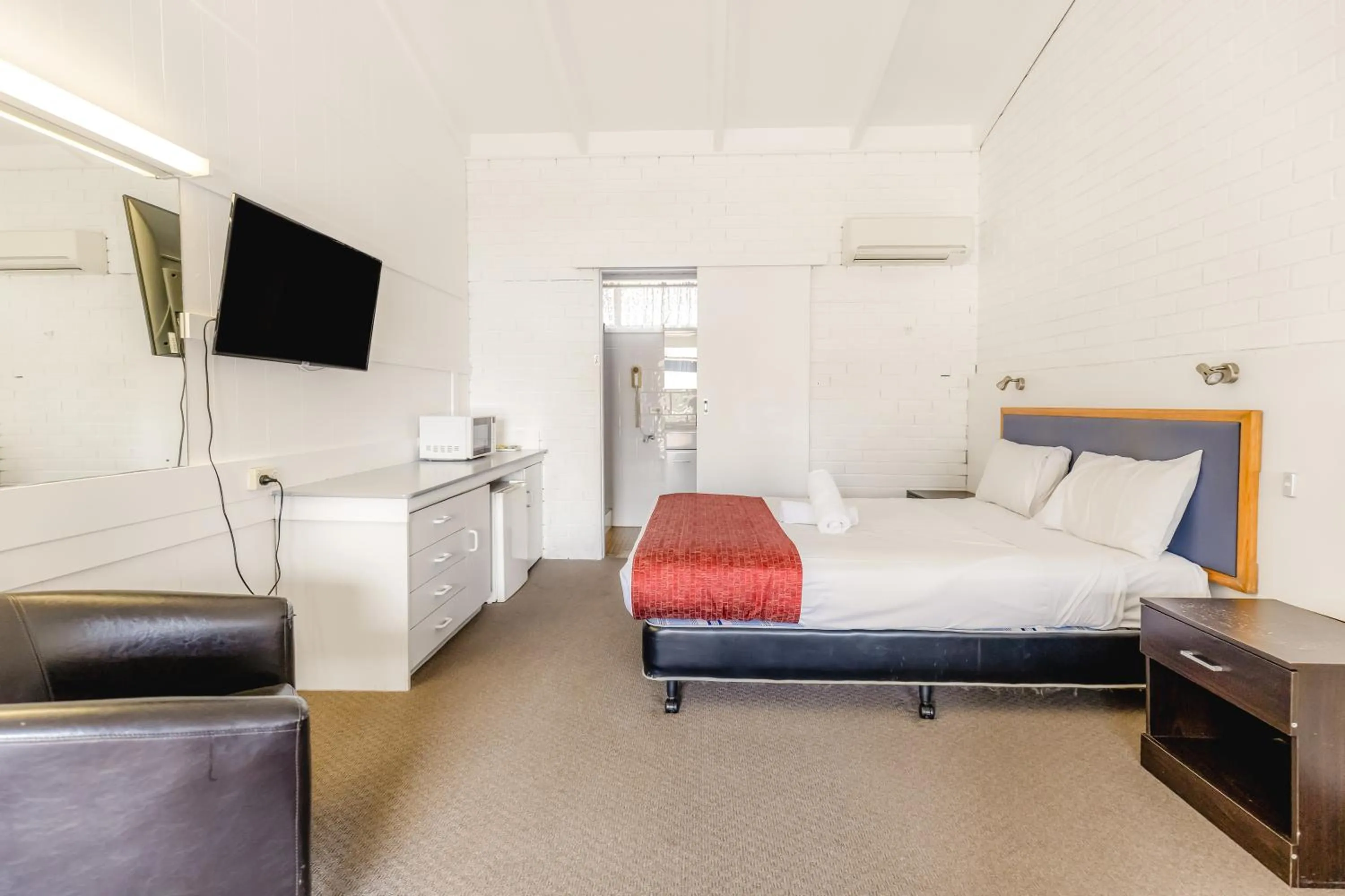 Bed in Wanderlight Motor Inn