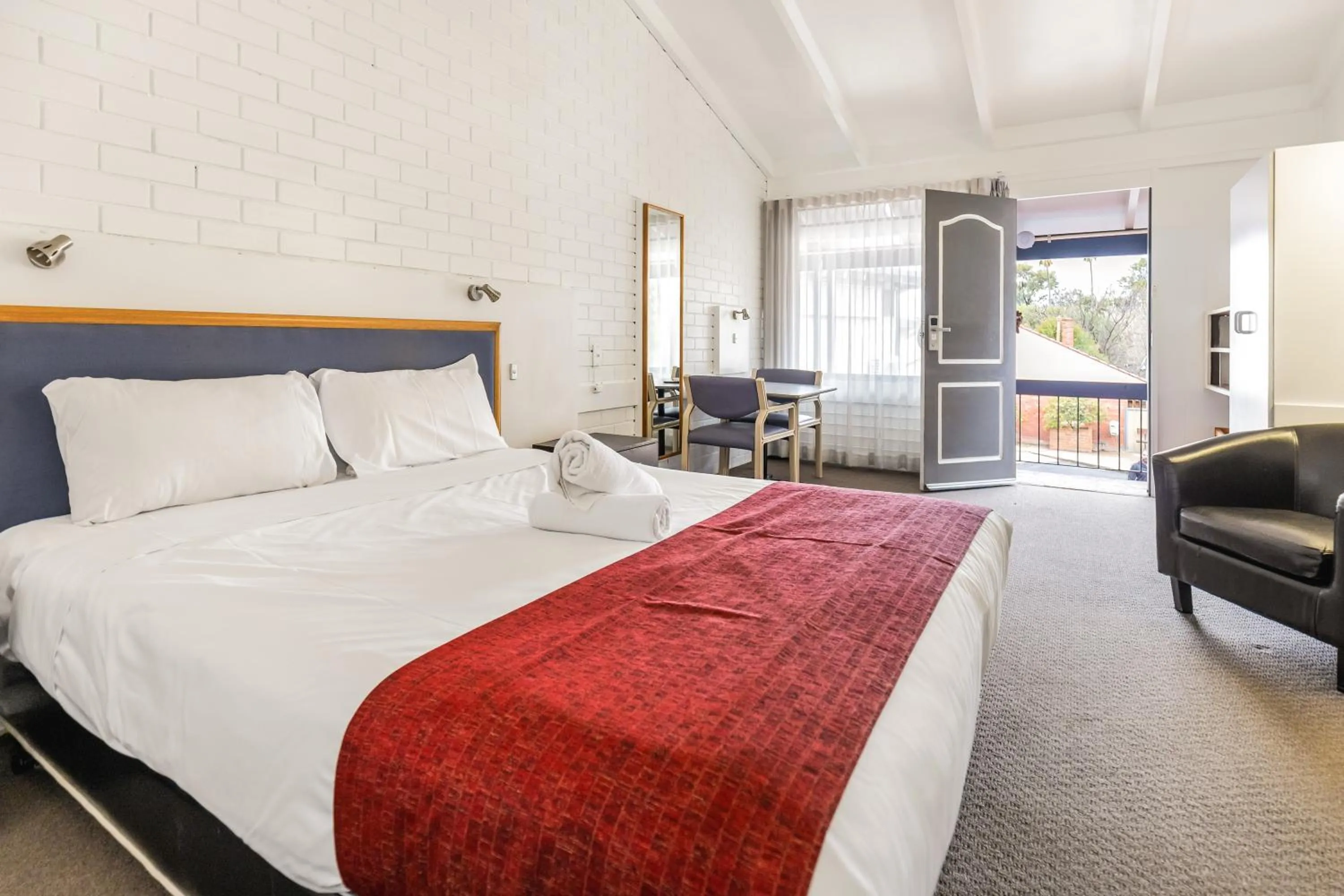 Bed in Wanderlight Motor Inn