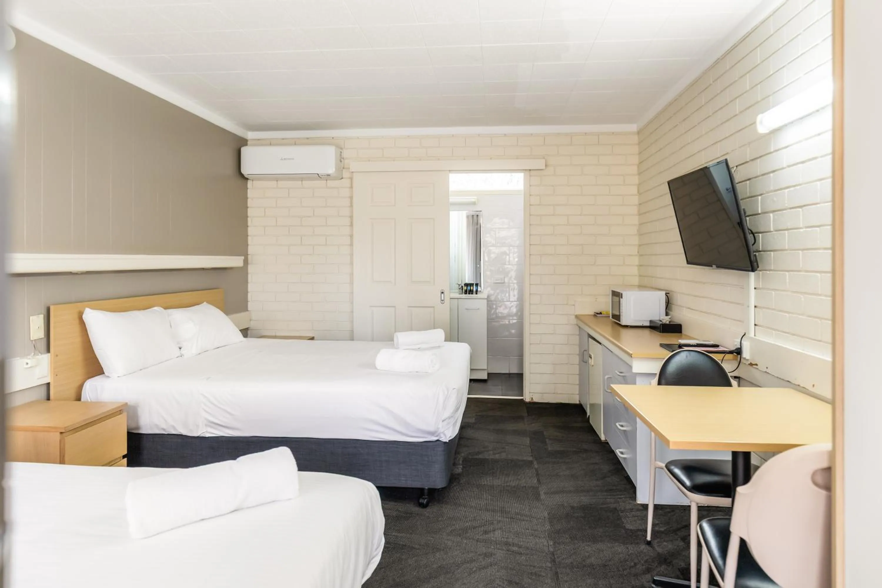 Bed in Wanderlight Motor Inn